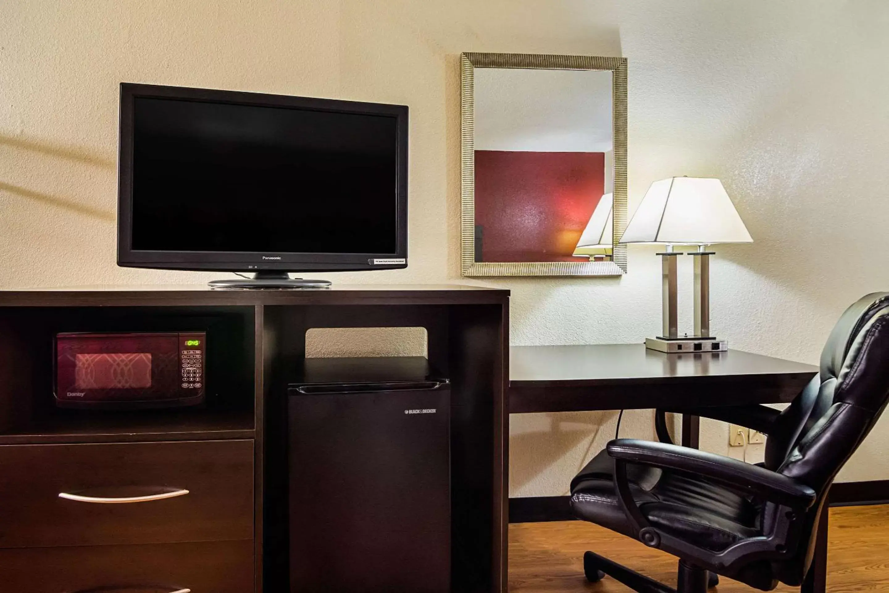 Photo of the whole room, TV/Entertainment Center in Econo Lodge Research Triangle Park