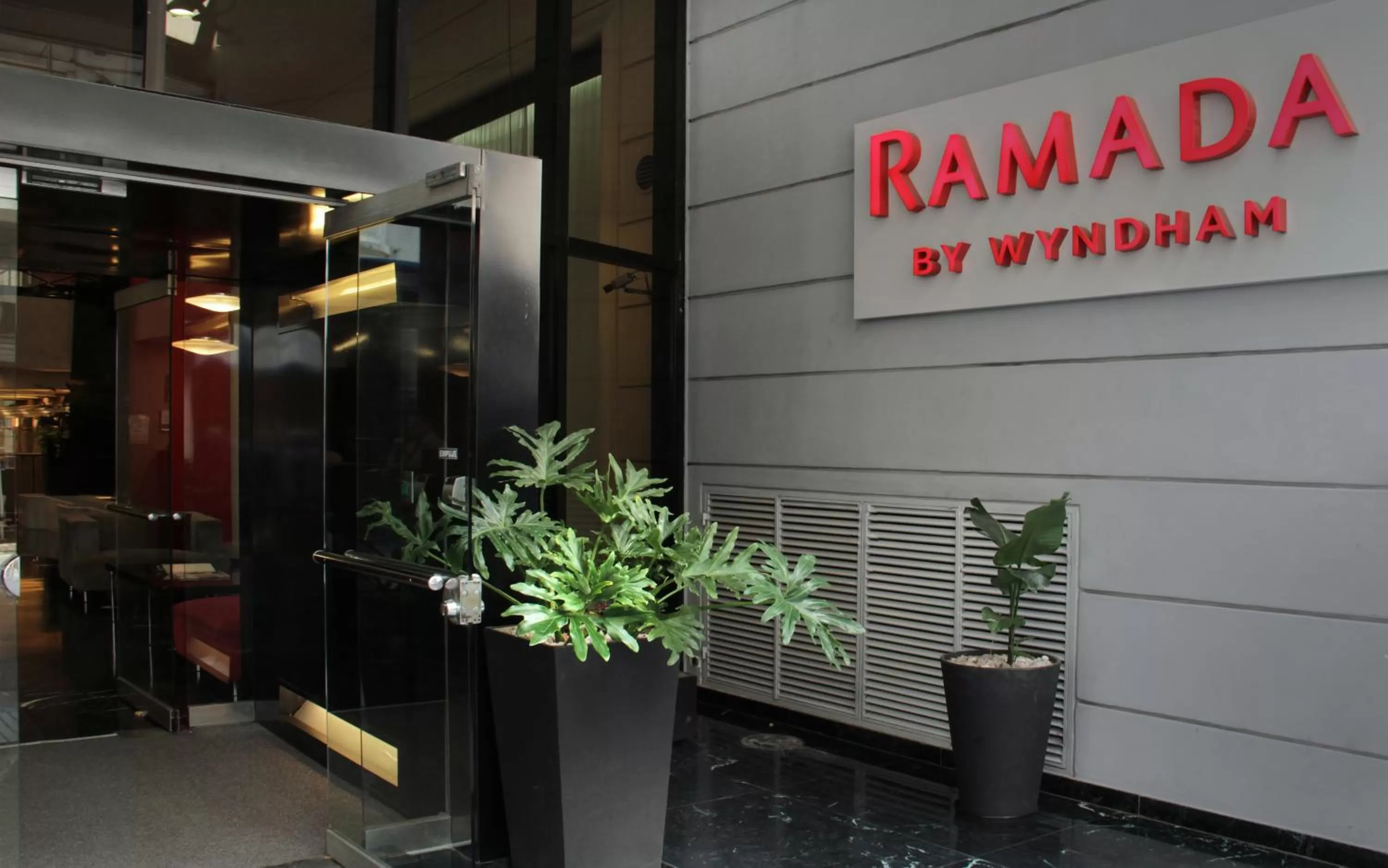 Facade/entrance in Ramada by Wyndham Buenos Aires Centro