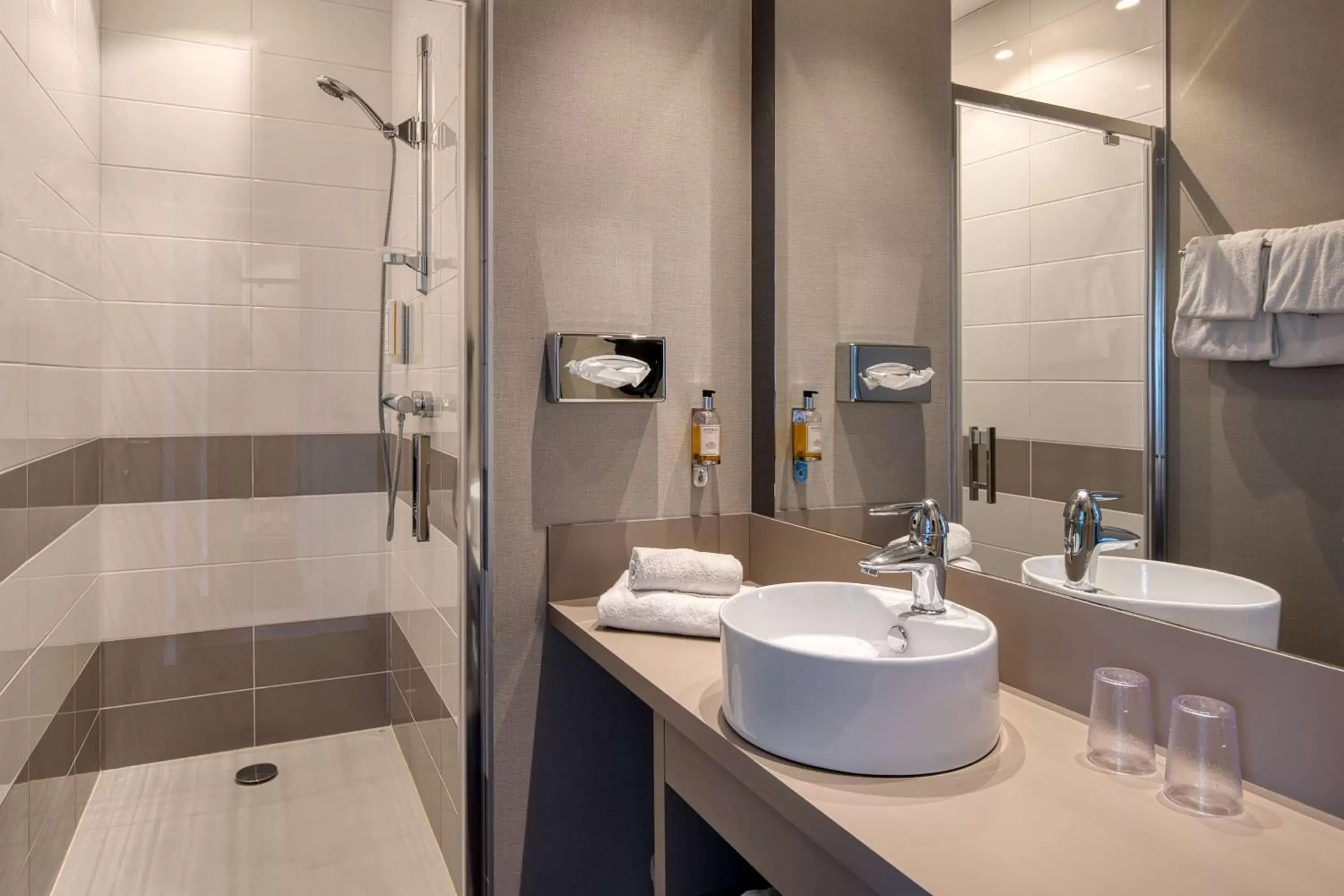 Bathroom in Best Western Hotel Atlantys Zenith Nantes