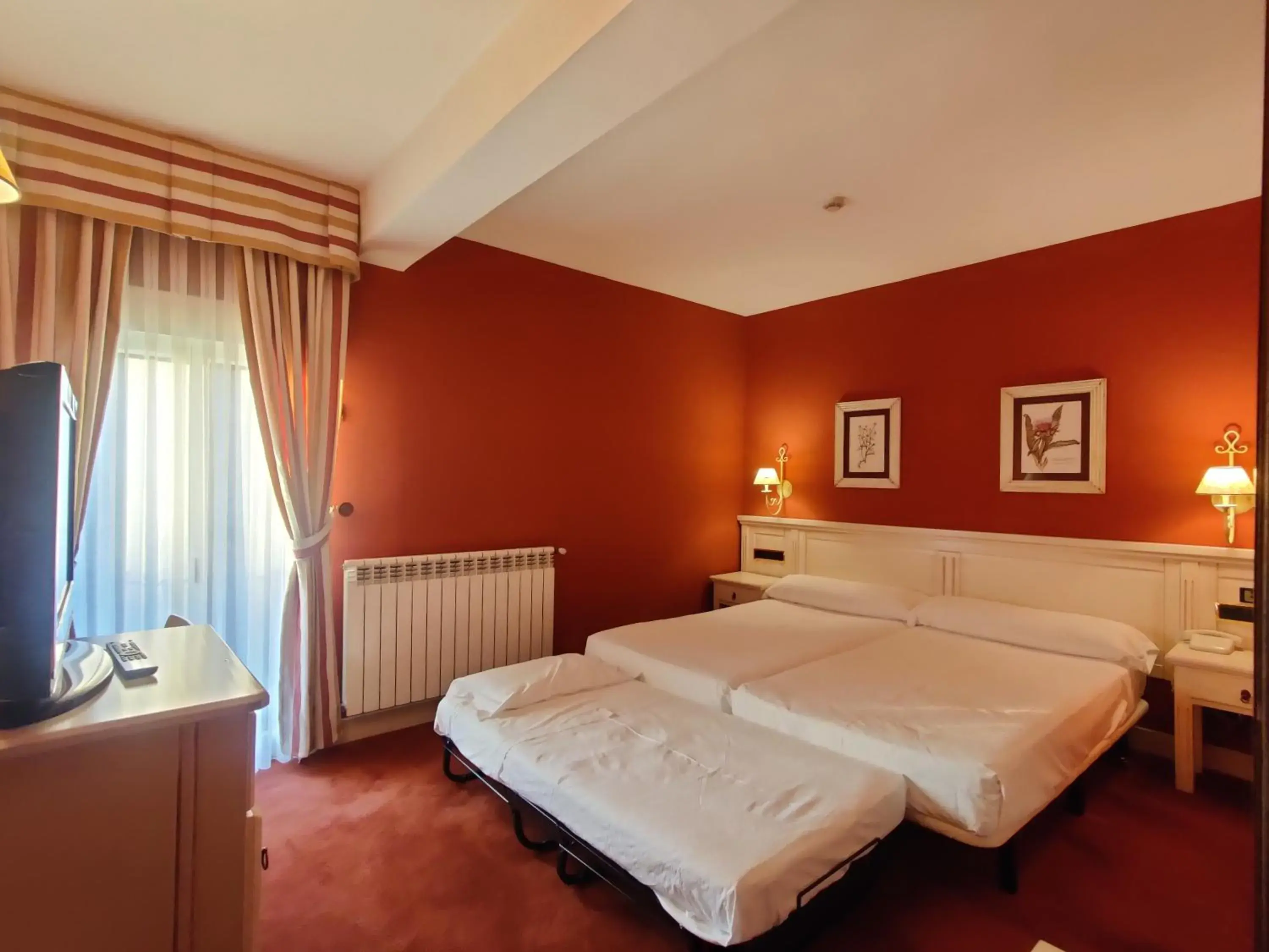 Photo of the whole room, Bed in Hotel Leonor Mirón