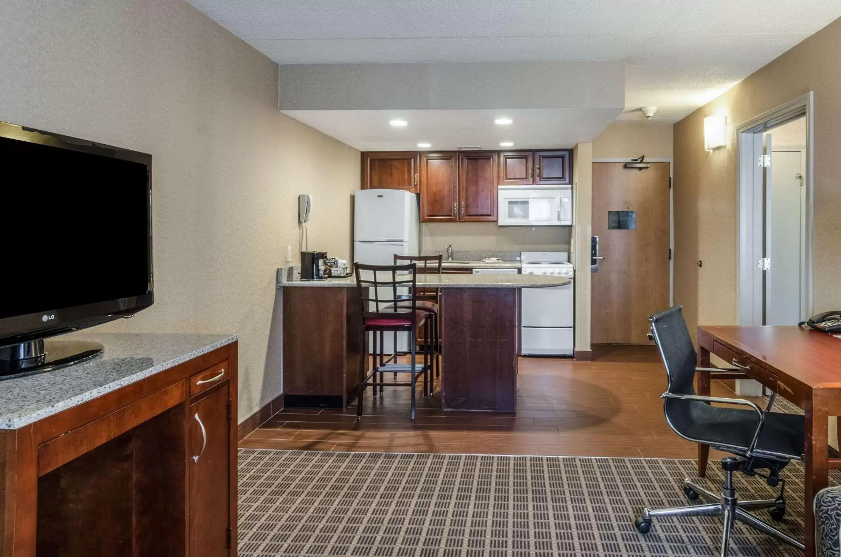 Photo of the whole room, Kitchen/Kitchenette in Comfort Inn & Suites West Springfield