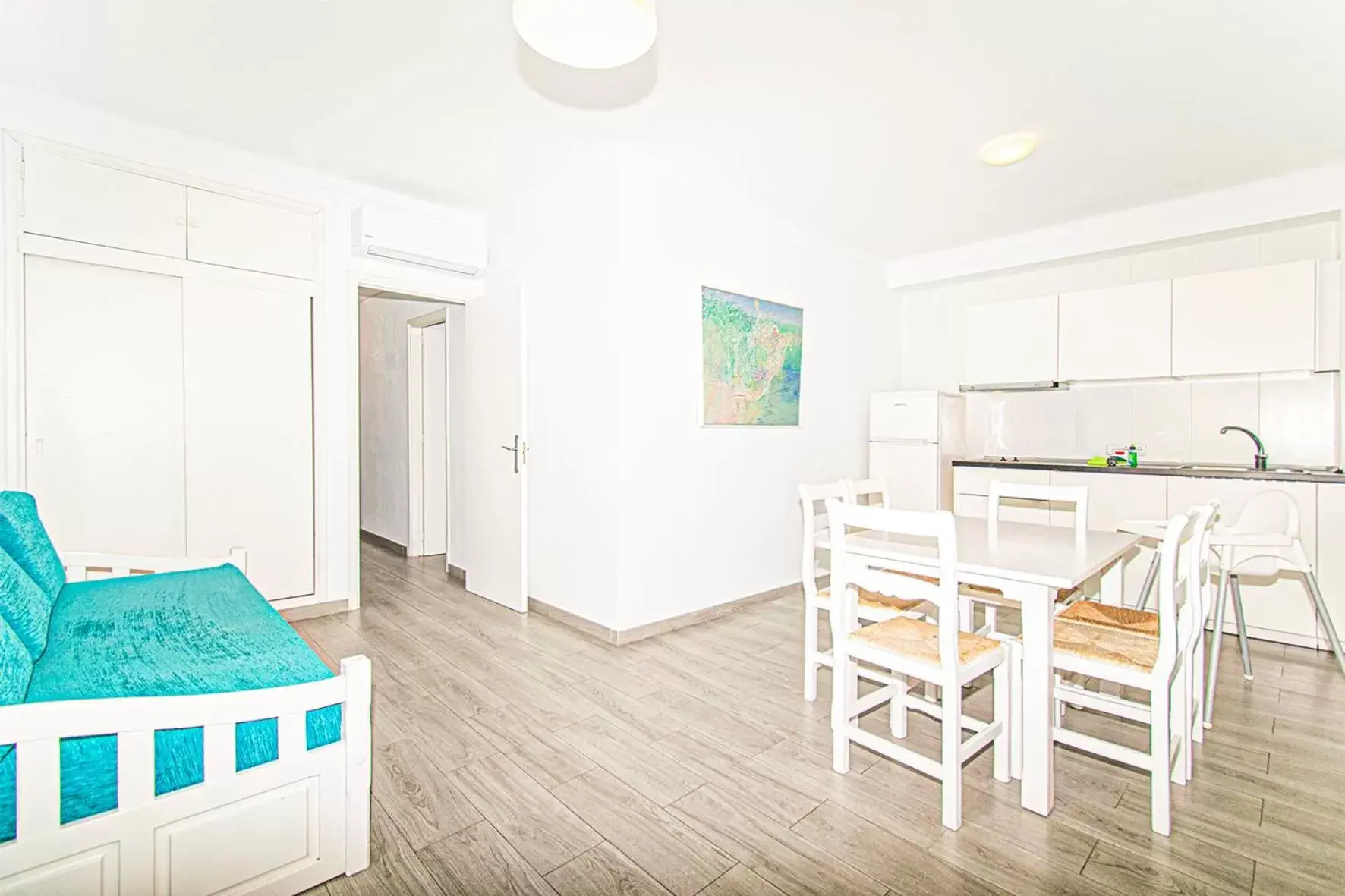 Kitchen or kitchenette, Dining Area in Apartamentos Falcó