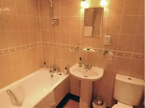 Bathroom in Hussar Inn