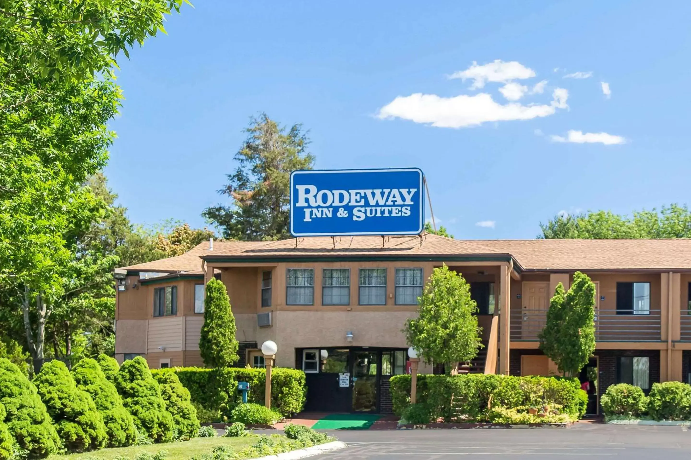 Property building in Rodeway Inn & Suites Branford - Guilford Property building in Rodeway Inn & Suites Branford - Guilford