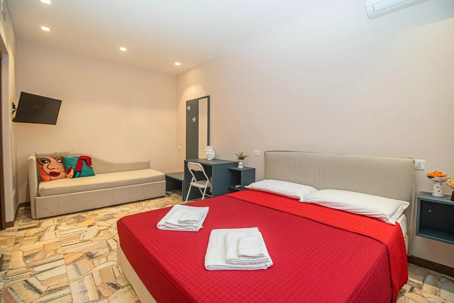 Photo of the whole room, Bed in suebi rooms