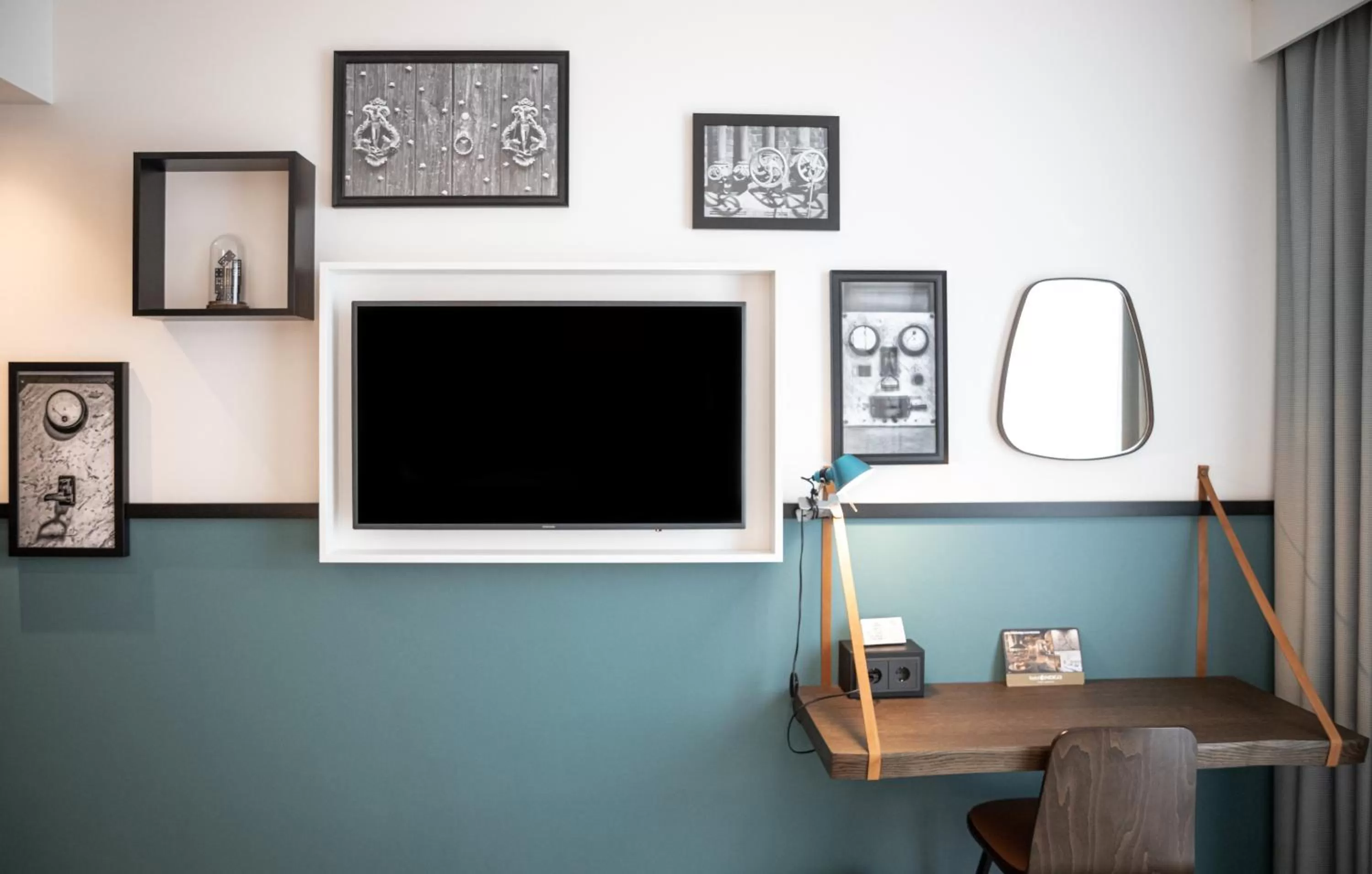 TV and multimedia in Hotel Indigo Dresden - Wettiner Platz by IHG