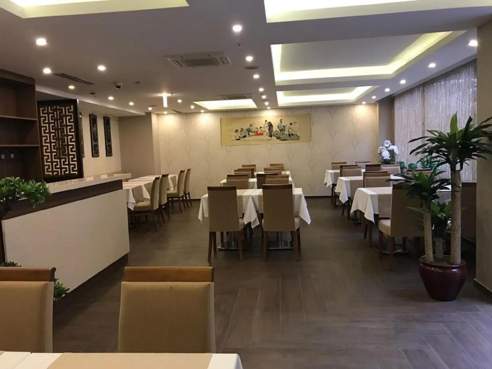 Restaurant/Places to Eat in Regard Hotel
