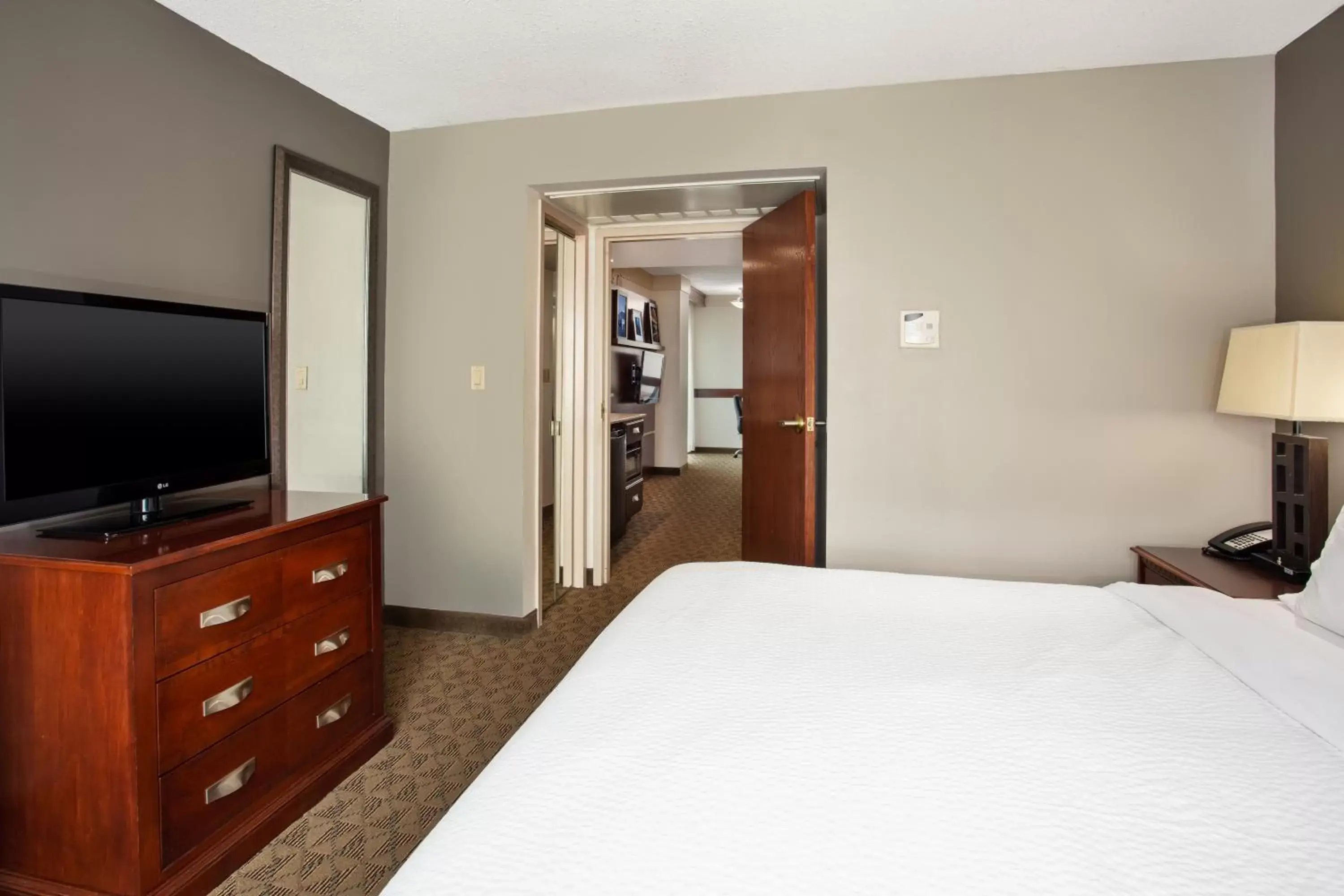 Bedroom, TV/Entertainment Center in Holiday Inn University Plaza-Bowling Green, an IHG Hotel