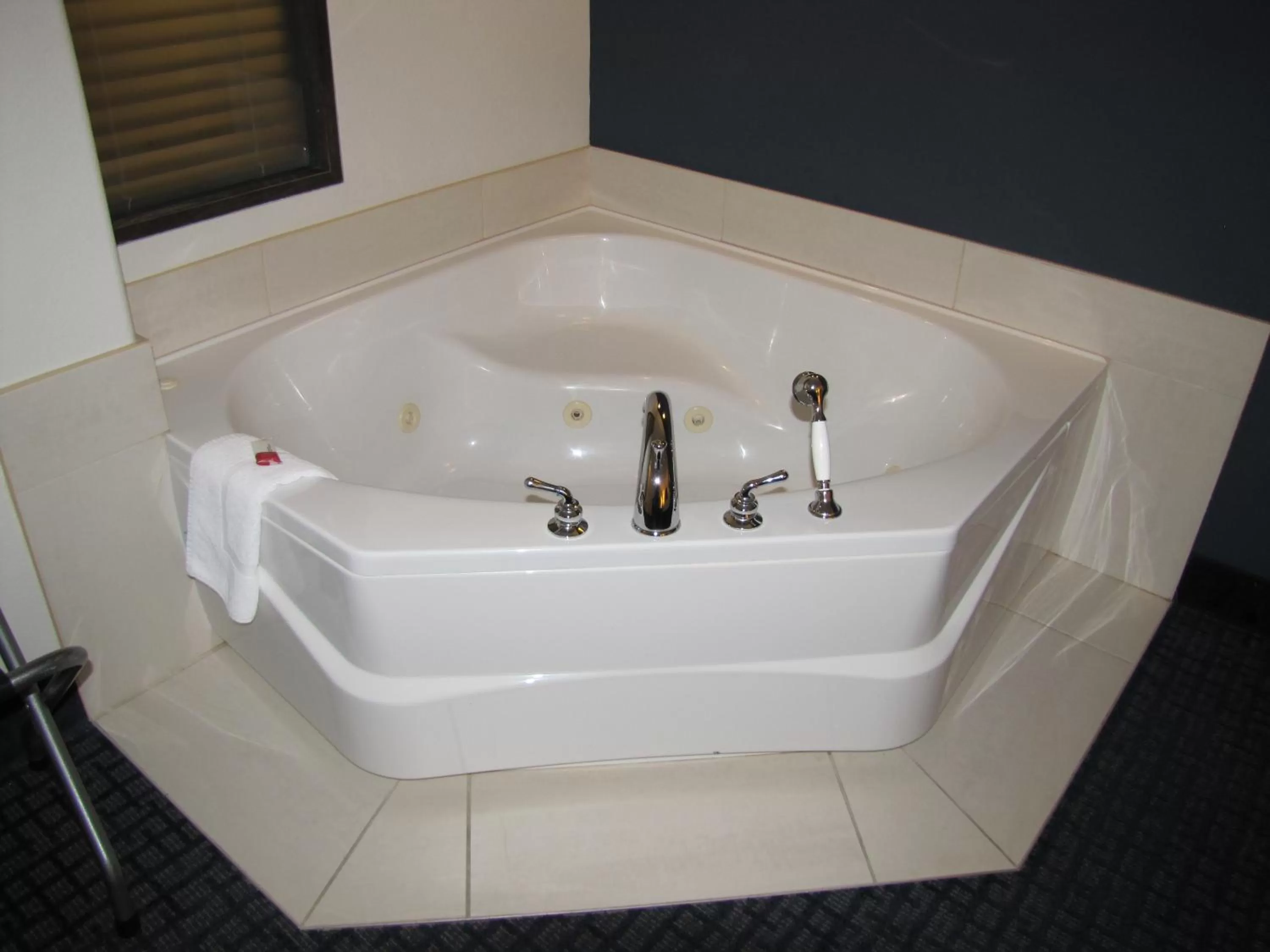 Deluxe King Room with Spa Bath- Non-Smoking in Super 8 by Wyndham Lachenaie/Terrebonne