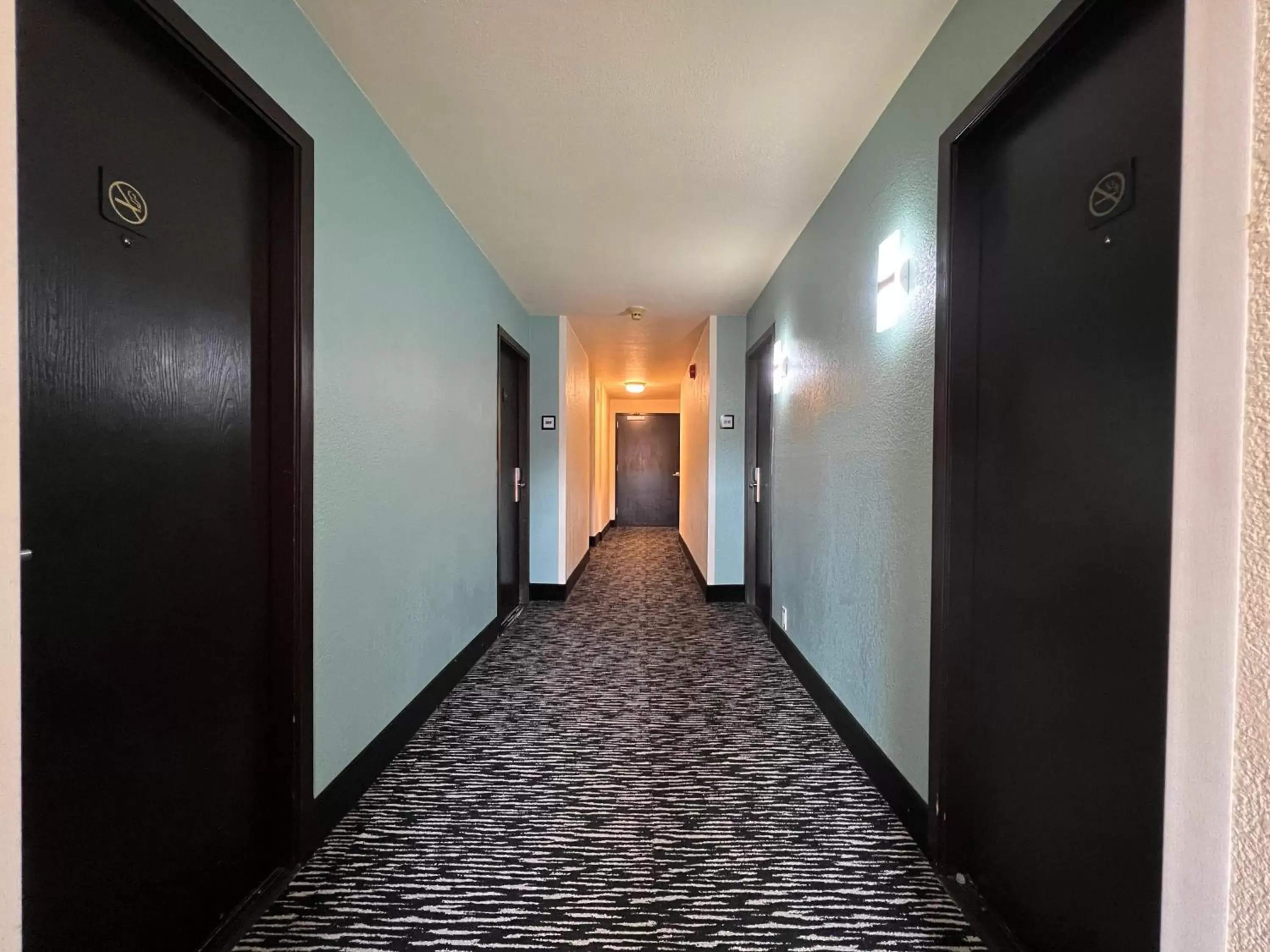 Property building in Quality Inn Portland Airport PDX Property building in Quality Inn Portland Airport PDX