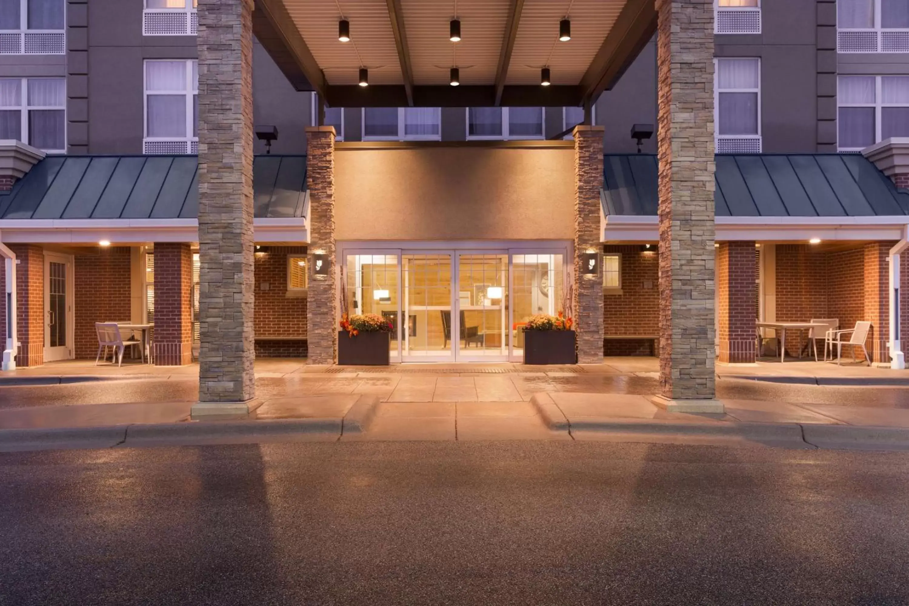 Property building in Country Inn & Suites by Radisson, Bloomington at Mall of America, MN