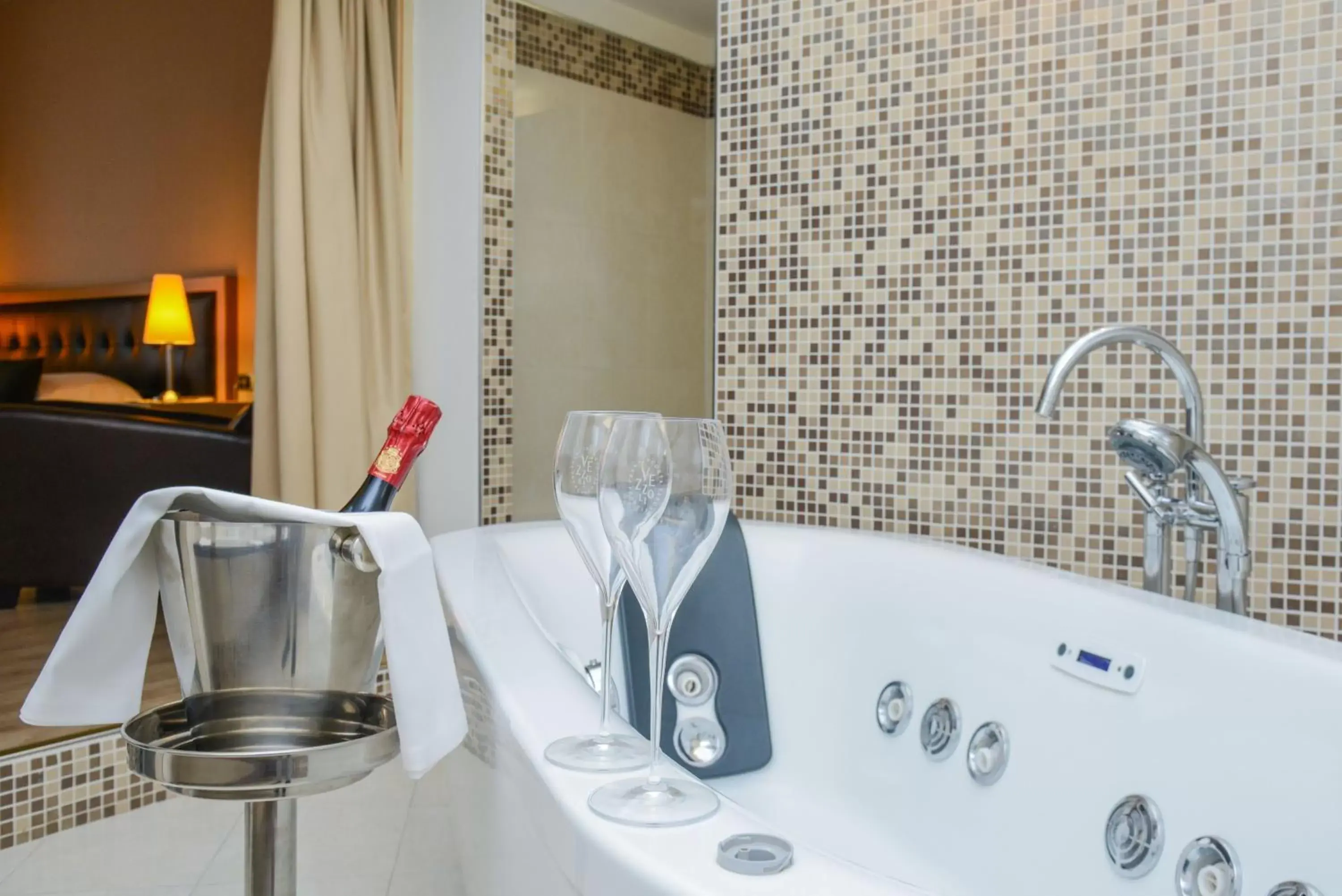 Hot Tub, Bathroom in Hotel Master