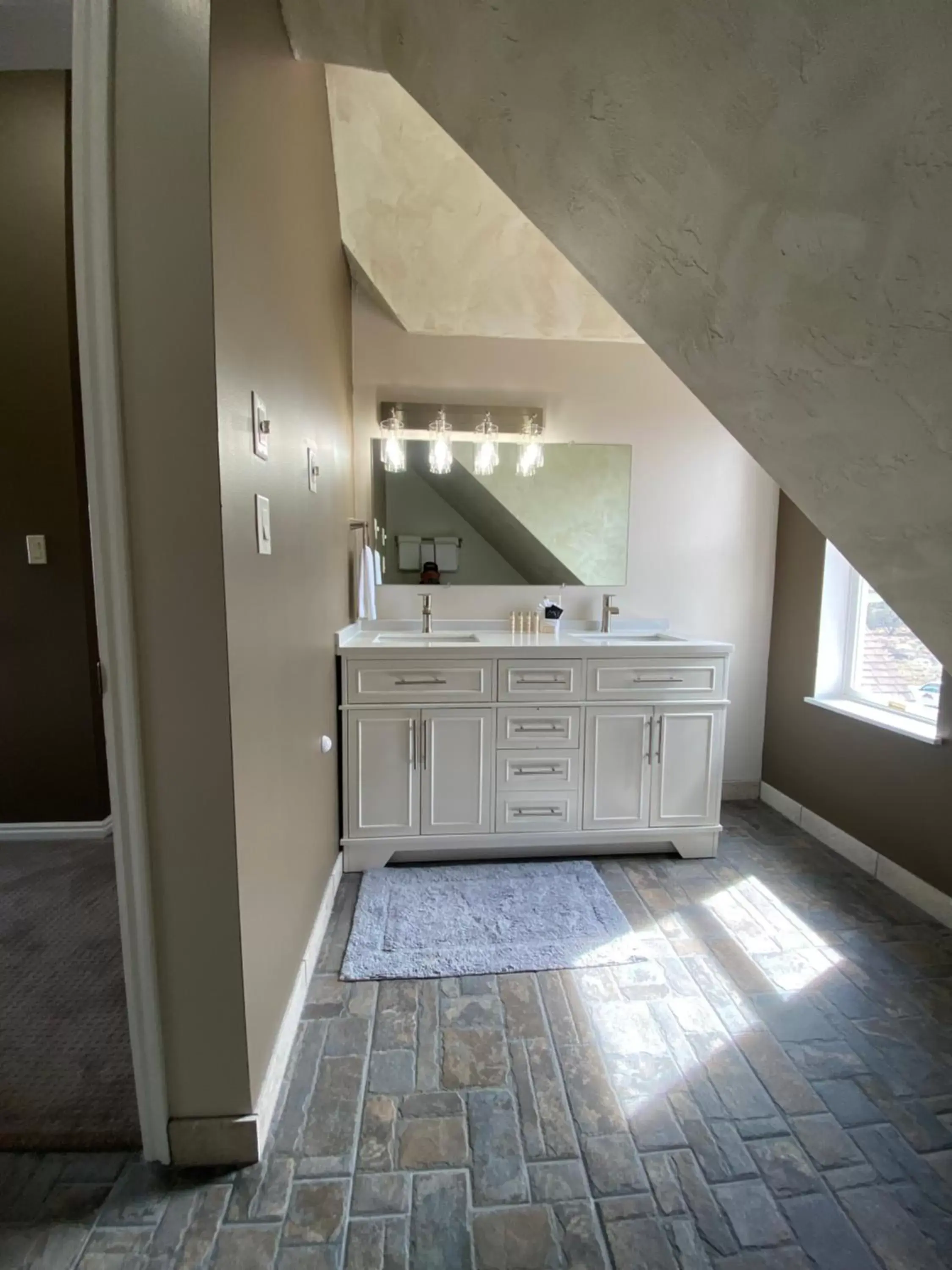 Bathroom, Kitchen/Kitchenette in SkyRidge Inn