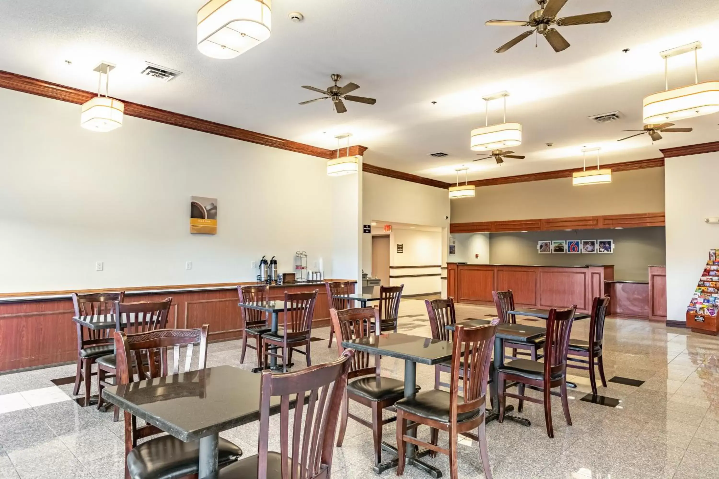 Lobby or reception, Restaurant/Places to Eat in Motel 6 Walton, KY - Richwood - Cincinnati Airport South