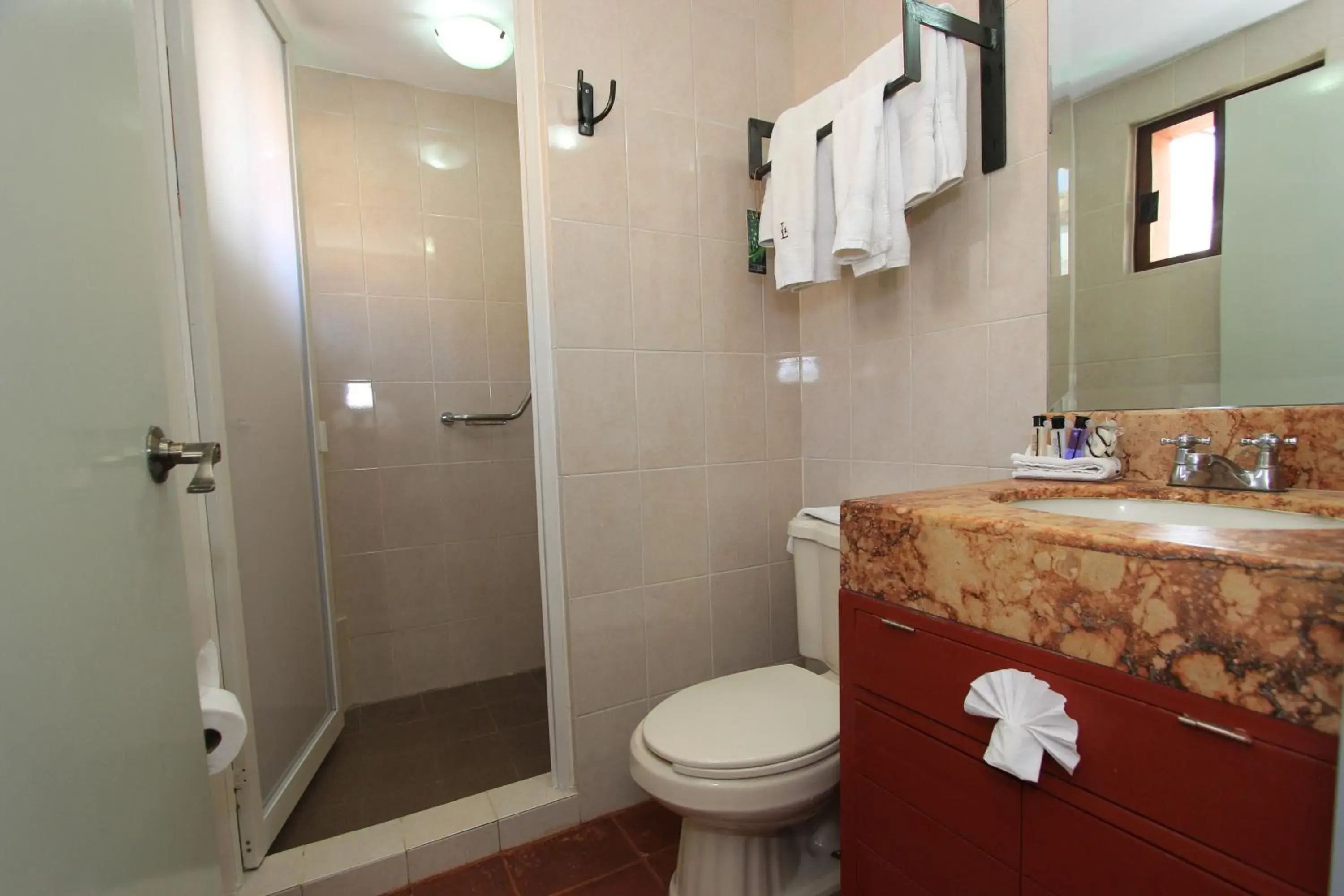 Shower, Bathroom in Hotel Real de Leyendas