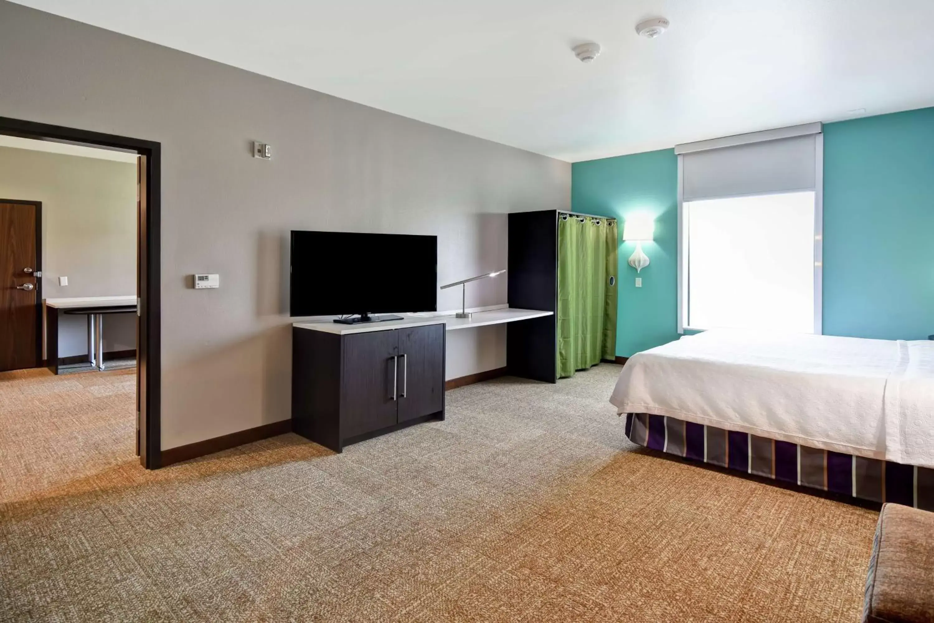 Bedroom, TV/Entertainment Center in Home2 Suites By Hilton El Reno