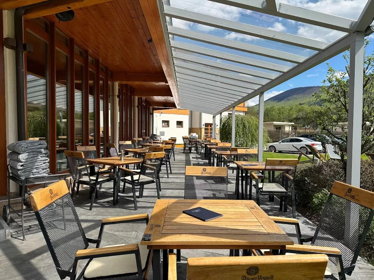 Restaurant/places to eat in Hotel Horal