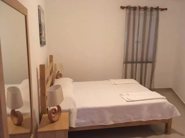 Bedroom, Bed in Costa & Isaias Apartamentos