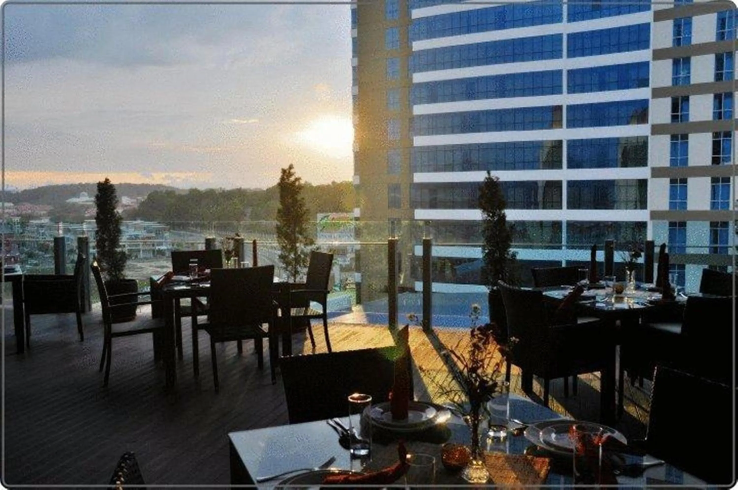 Restaurant/places to eat in Courtyard Hotel 1Borneo