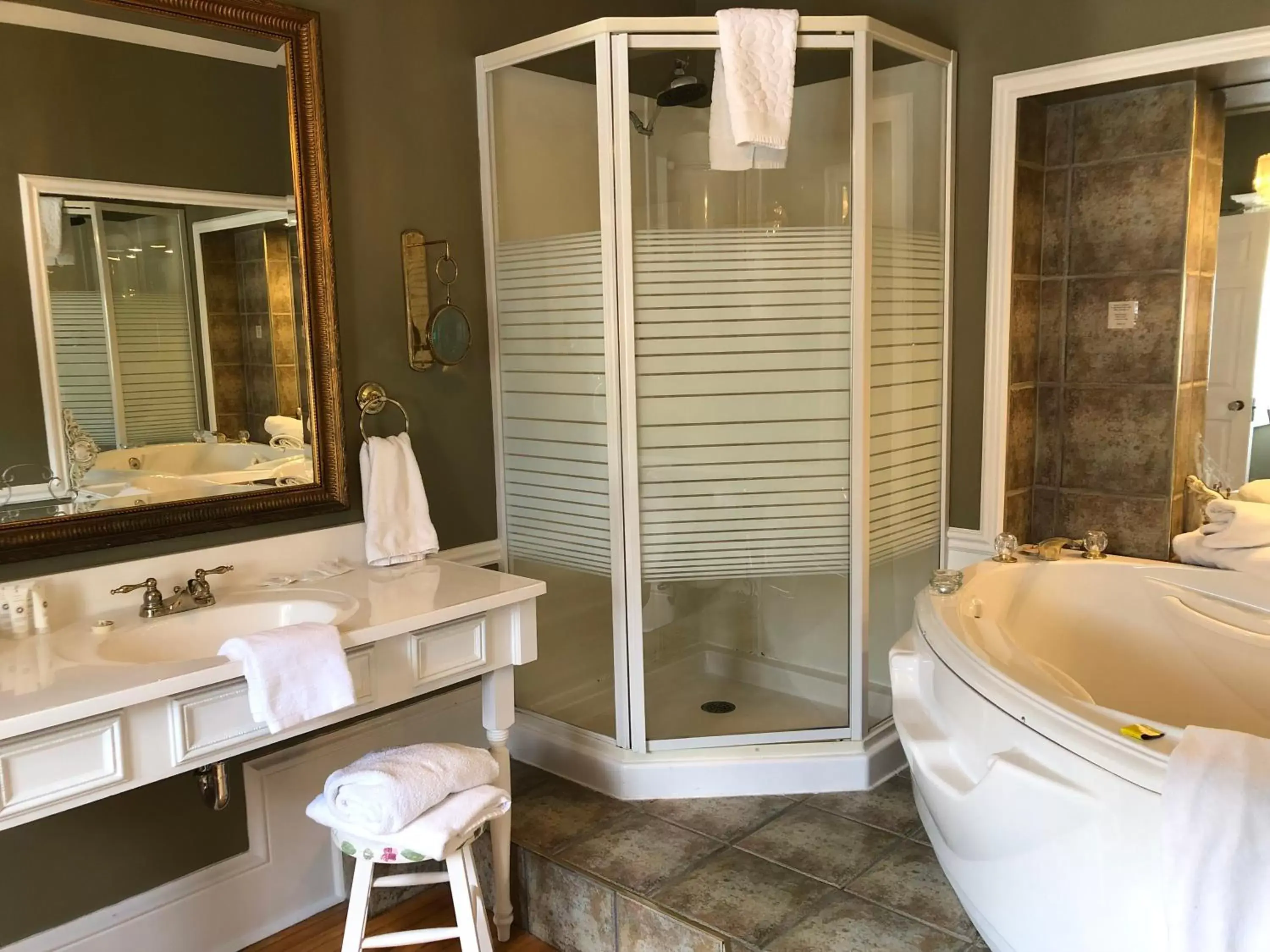 Shower, Bathroom in Leaside Manor