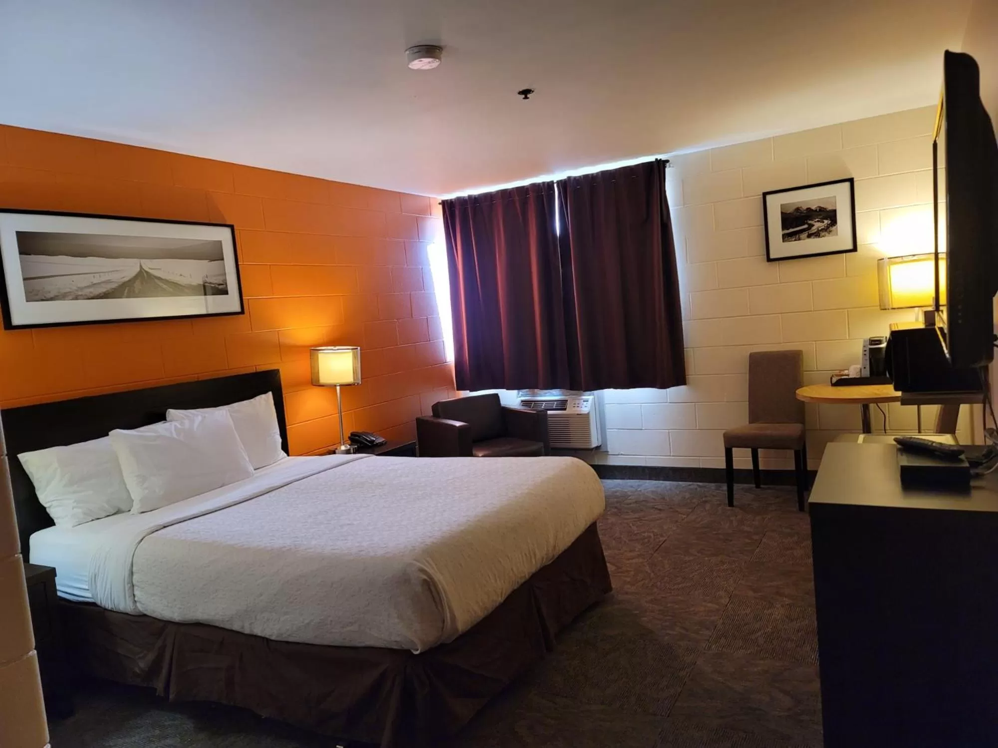 Bed in Roadking Inns Motel