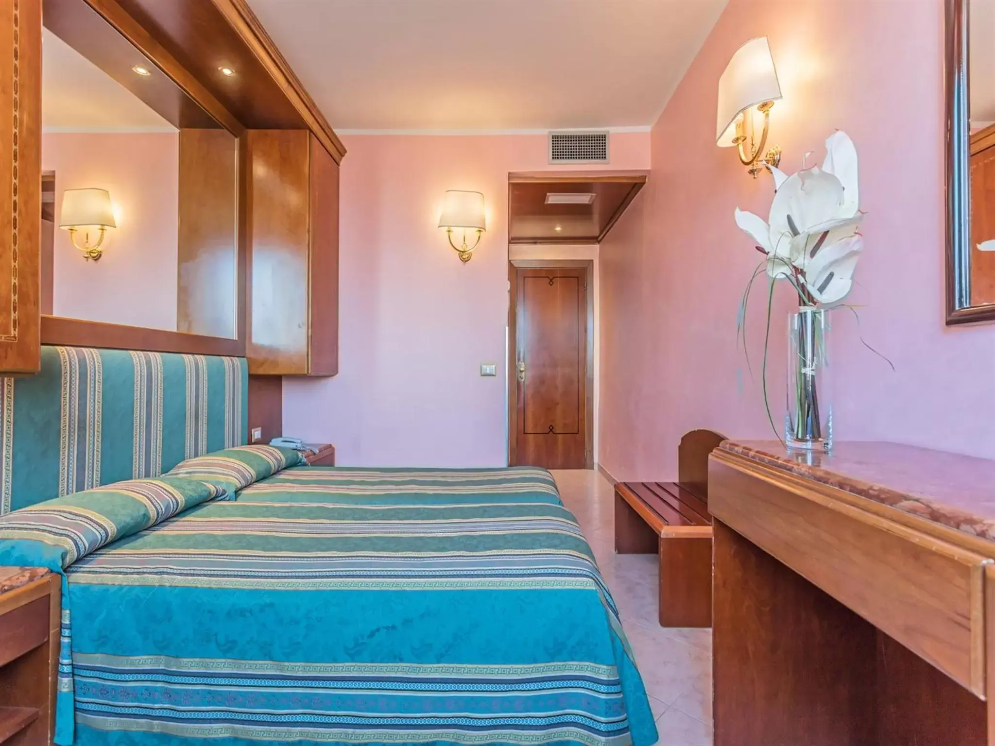 Bedroom, Bed in Raeli Hotel Siracusa
