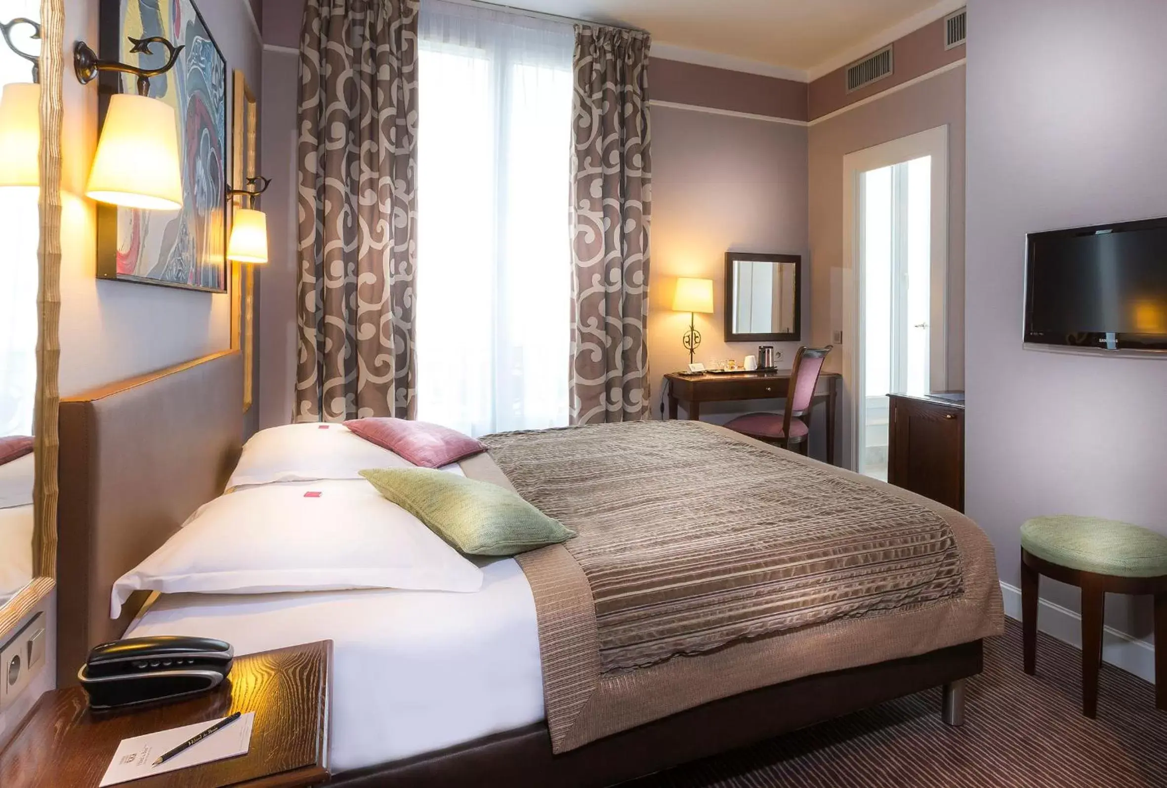 Photo of the whole room, Bed in Hôtel Du Bois Champs-Elysées