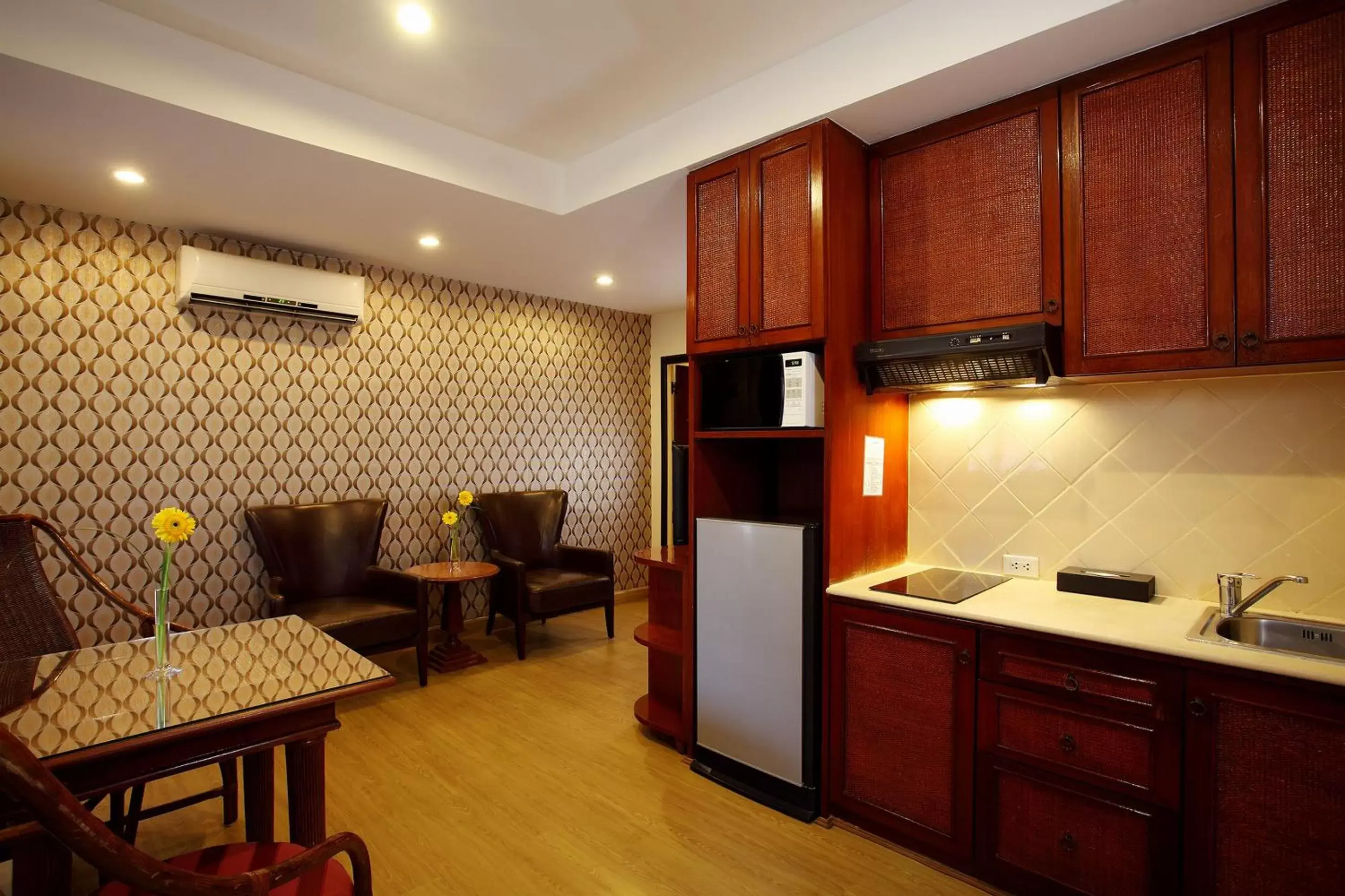 Dining area, Kitchen/Kitchenette in Nova Park Hotel by Compass Hospitality