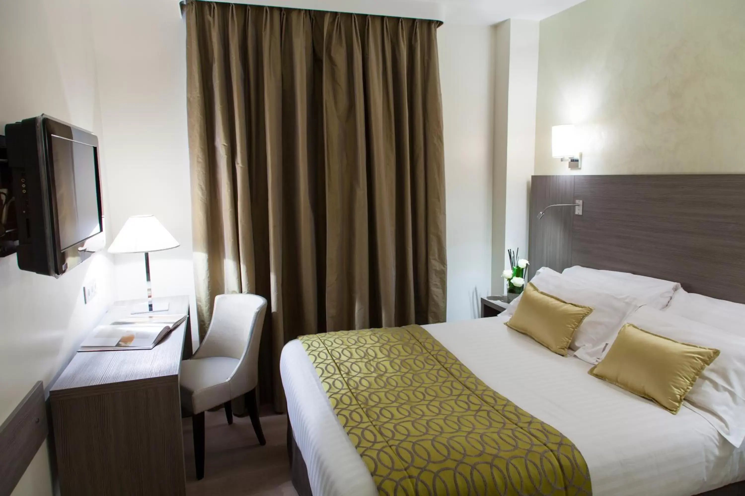 Bedroom, Bed in Best Western Plus Hotel Carlton Annecy