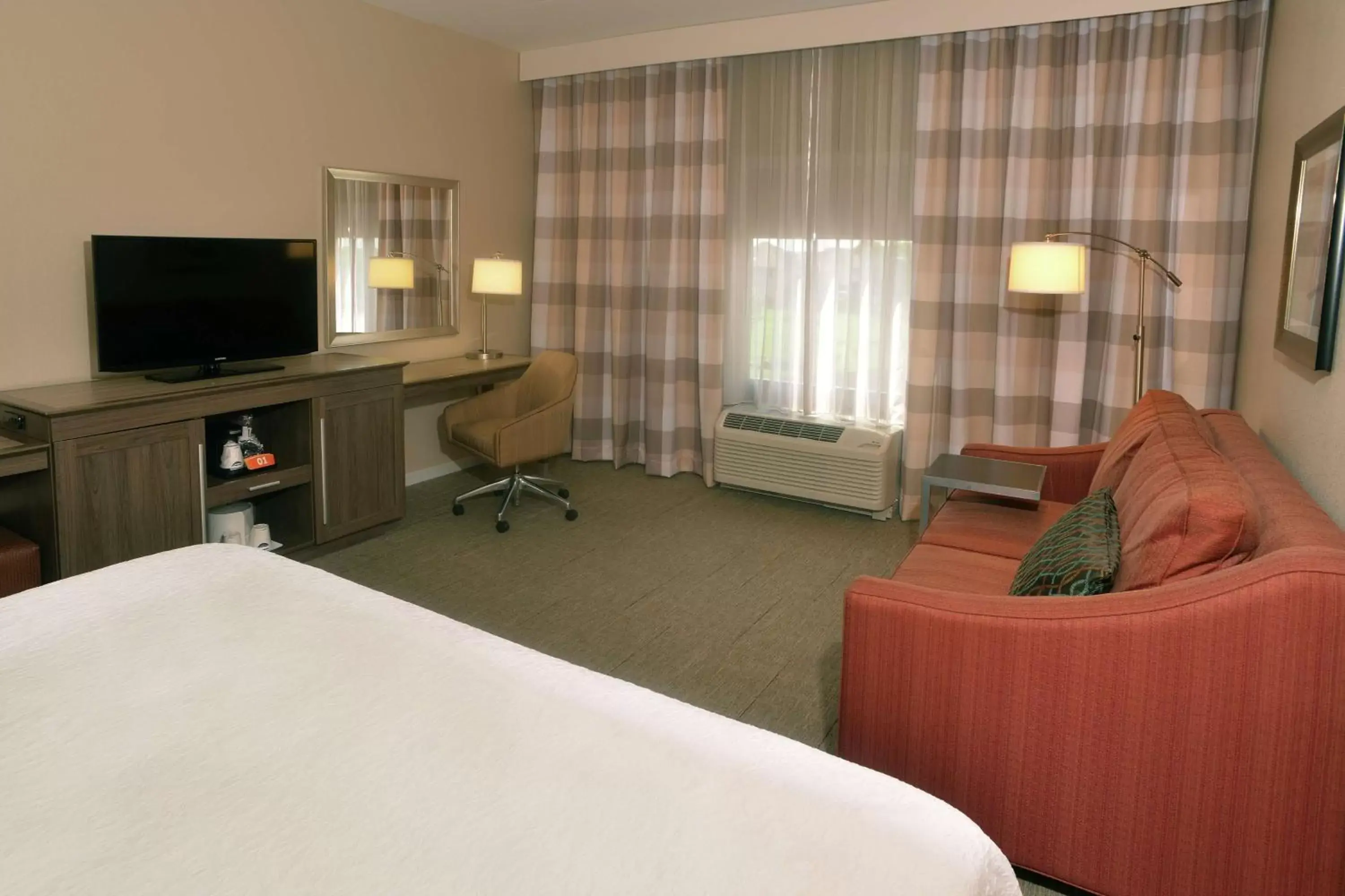 Bedroom, TV/Entertainment Center in Hampton Inn Springfield-Southeast, MO