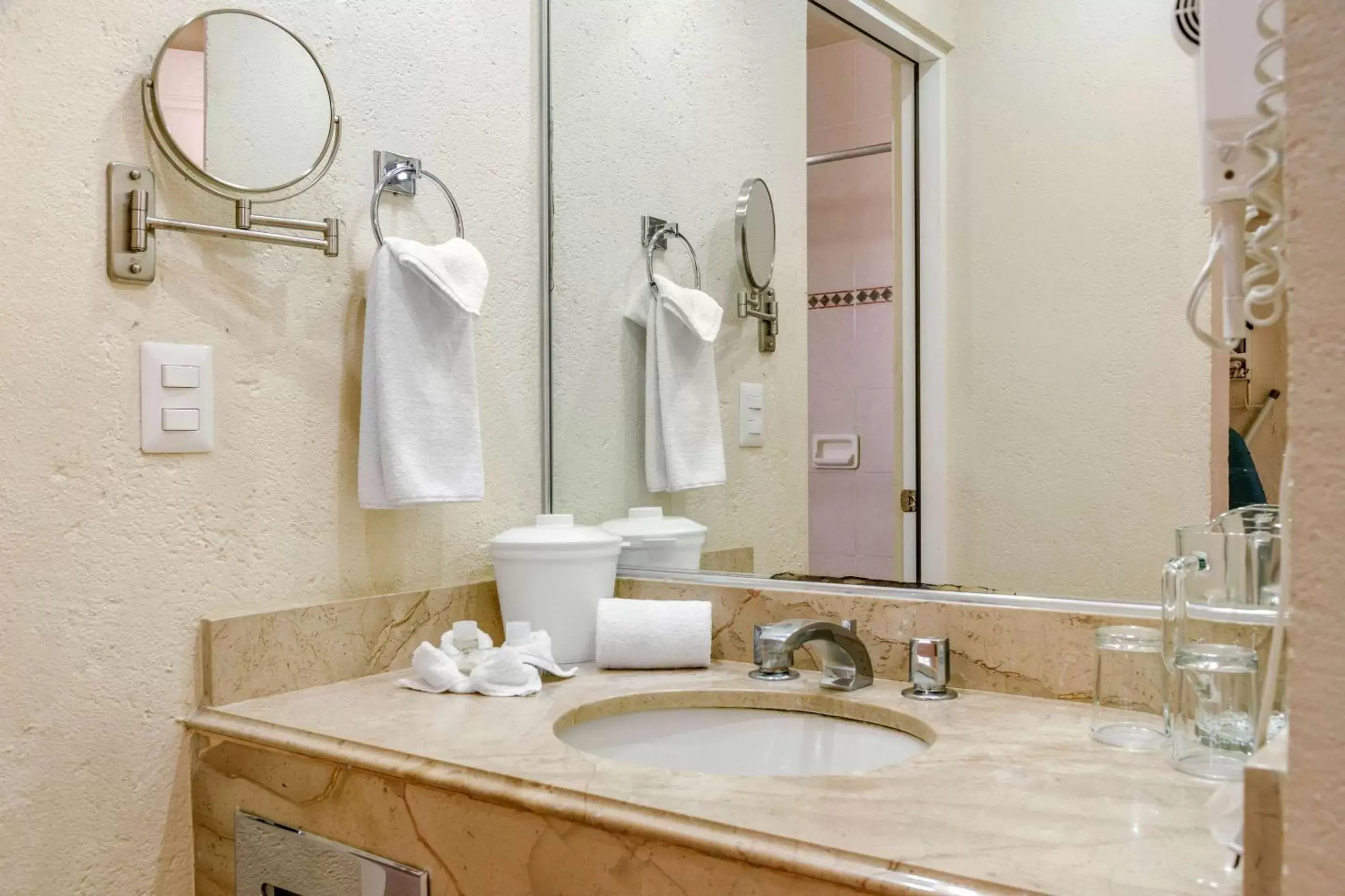 Bathroom in Comfort Inn Tampico