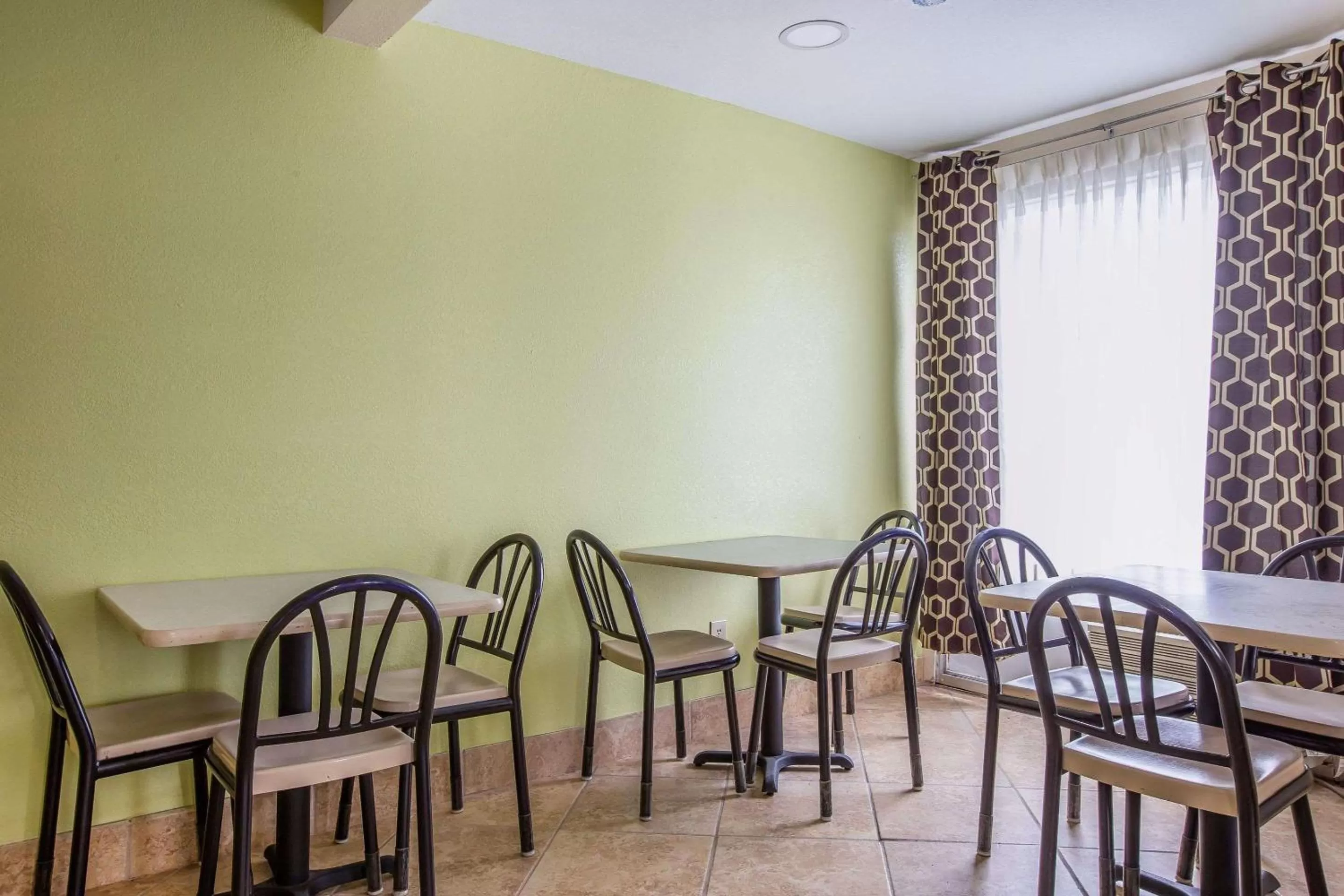 Restaurant/places to eat in Rodeway Inn