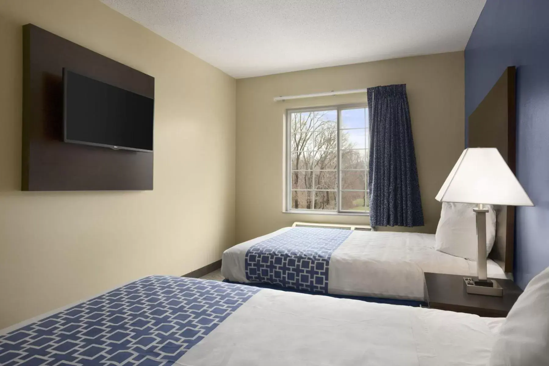 Bedroom, Bed in Days Inn & Suites by Wyndham Cherry Hill - Philadelphia