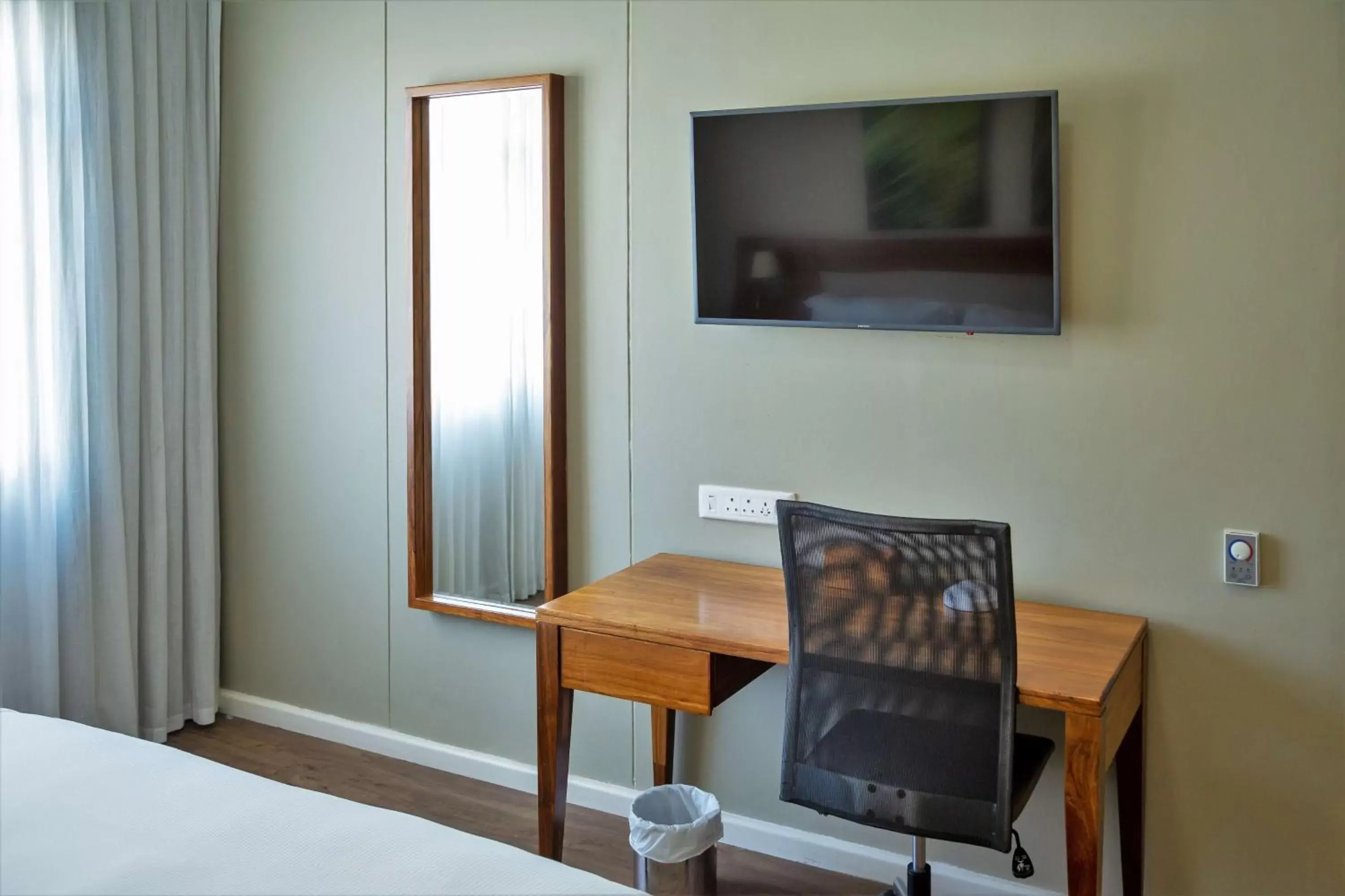 Bedroom, TV/Entertainment Center in DoubleTree by Hilton Cape Town Upper Eastside