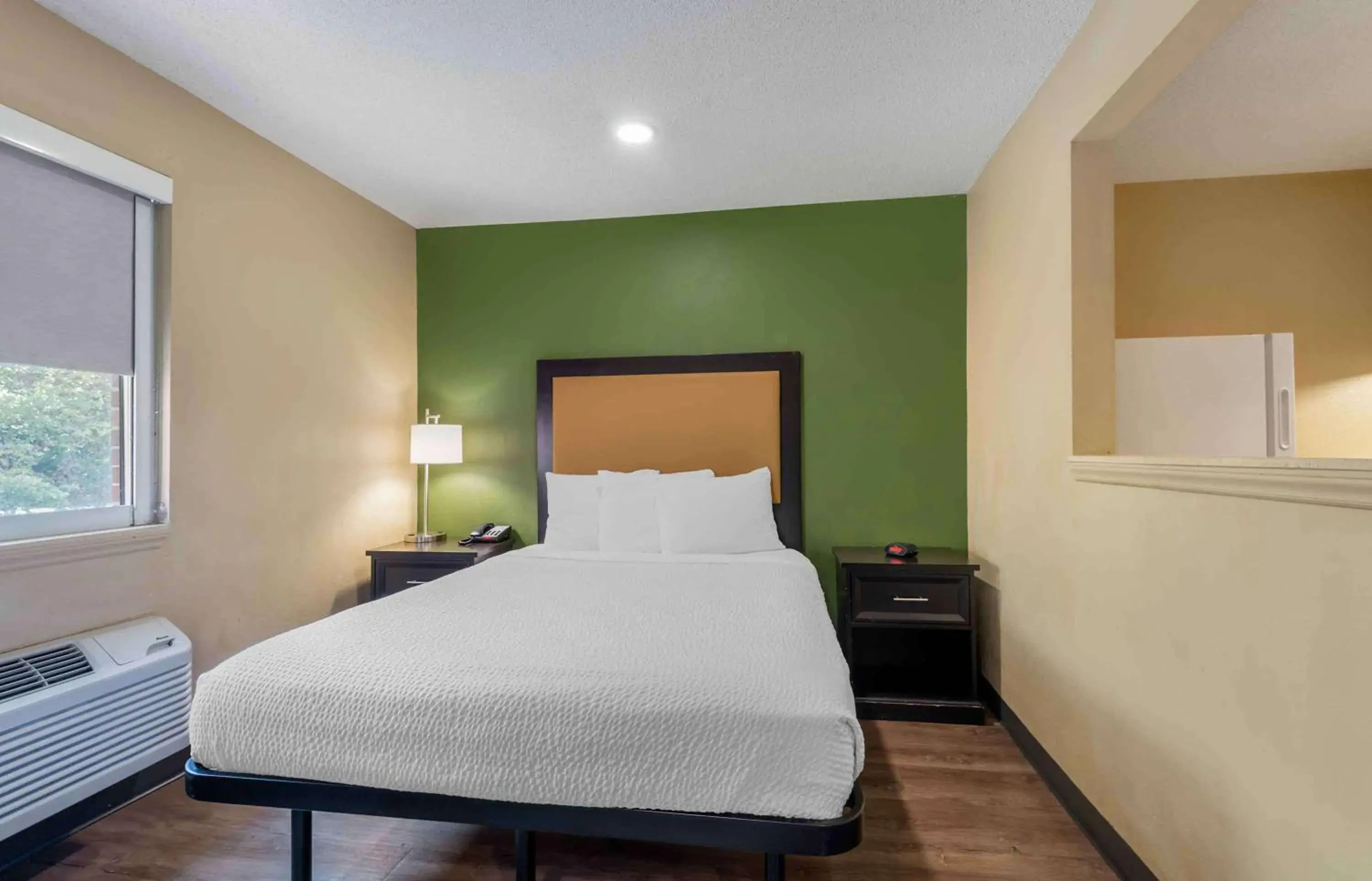 Bedroom, Bed in Extended Stay America Select Suites - Charlotte - Tyvola Rd - Executive Park