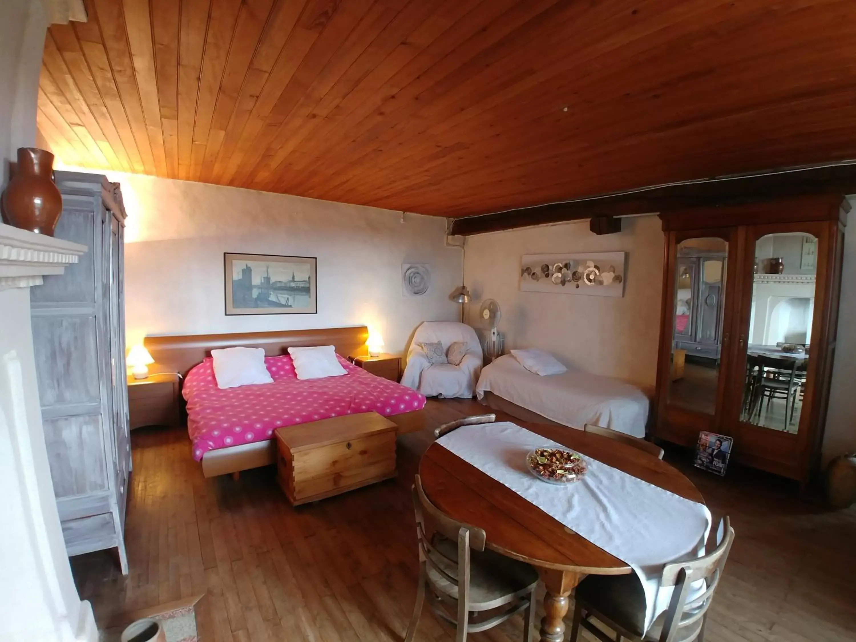 Photo of the whole room, Bed in Manoir Le Cristal - Futuroscope a petit prix , grandes chambres familiales 5-6 personnes ,