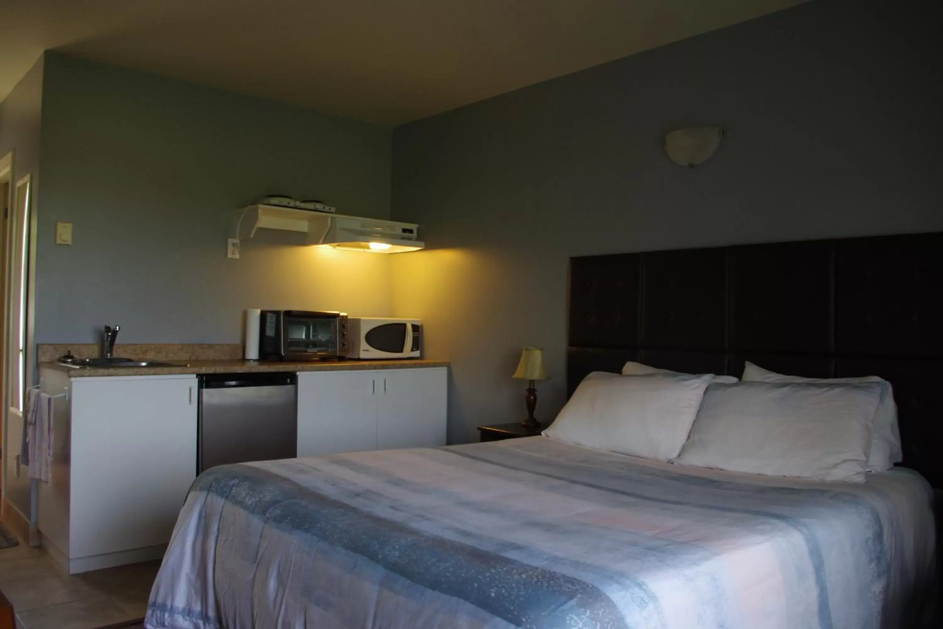 Kitchen or kitchenette, Bed in Motel des Mariniers