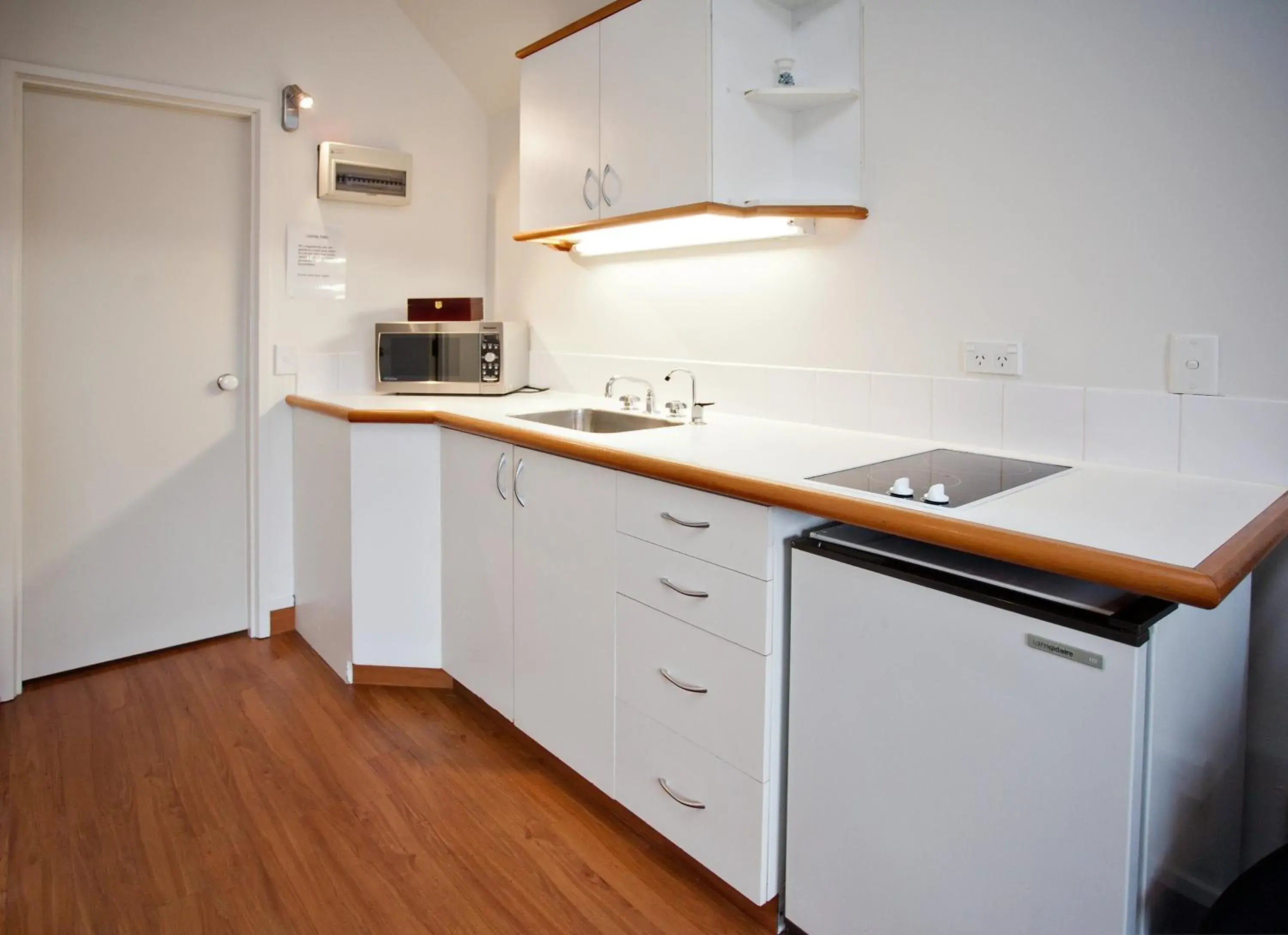 Kitchen or kitchenette, Kitchen/Kitchenette in Cable Court Motel