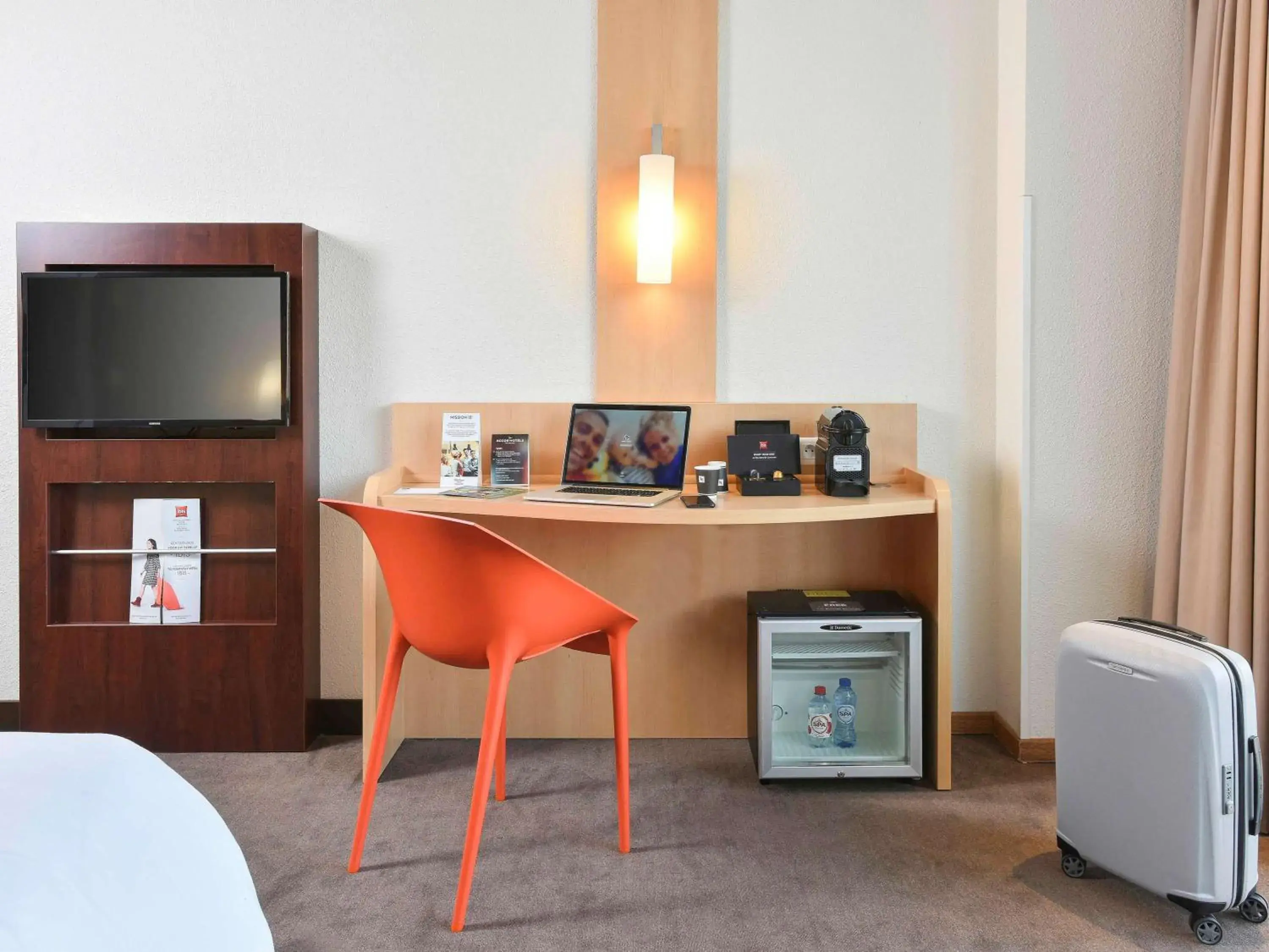 Photo of the whole room, TV/Entertainment Center in ibis Kortrijk Centrum