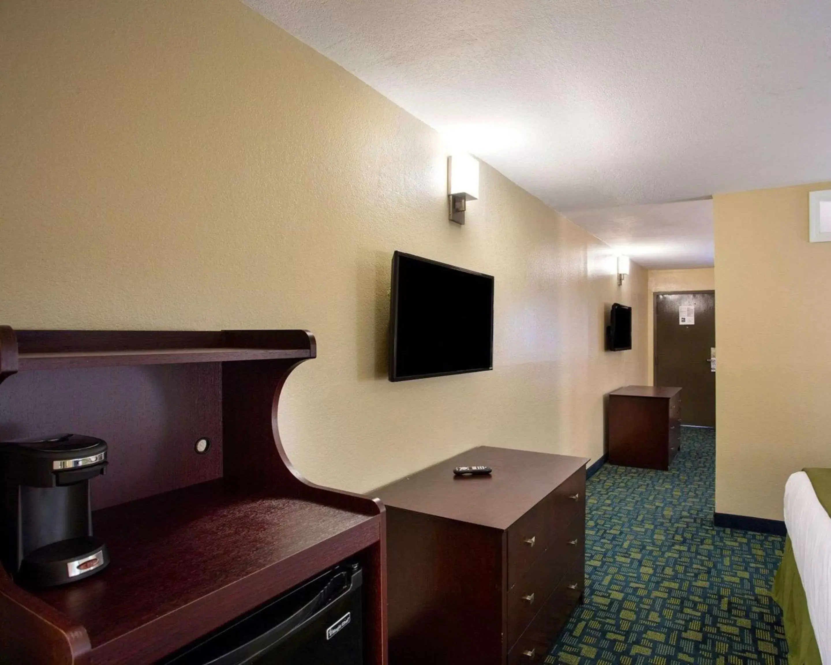 Photo of the whole room, TV/Entertainment Center in Quality Inn Hammond