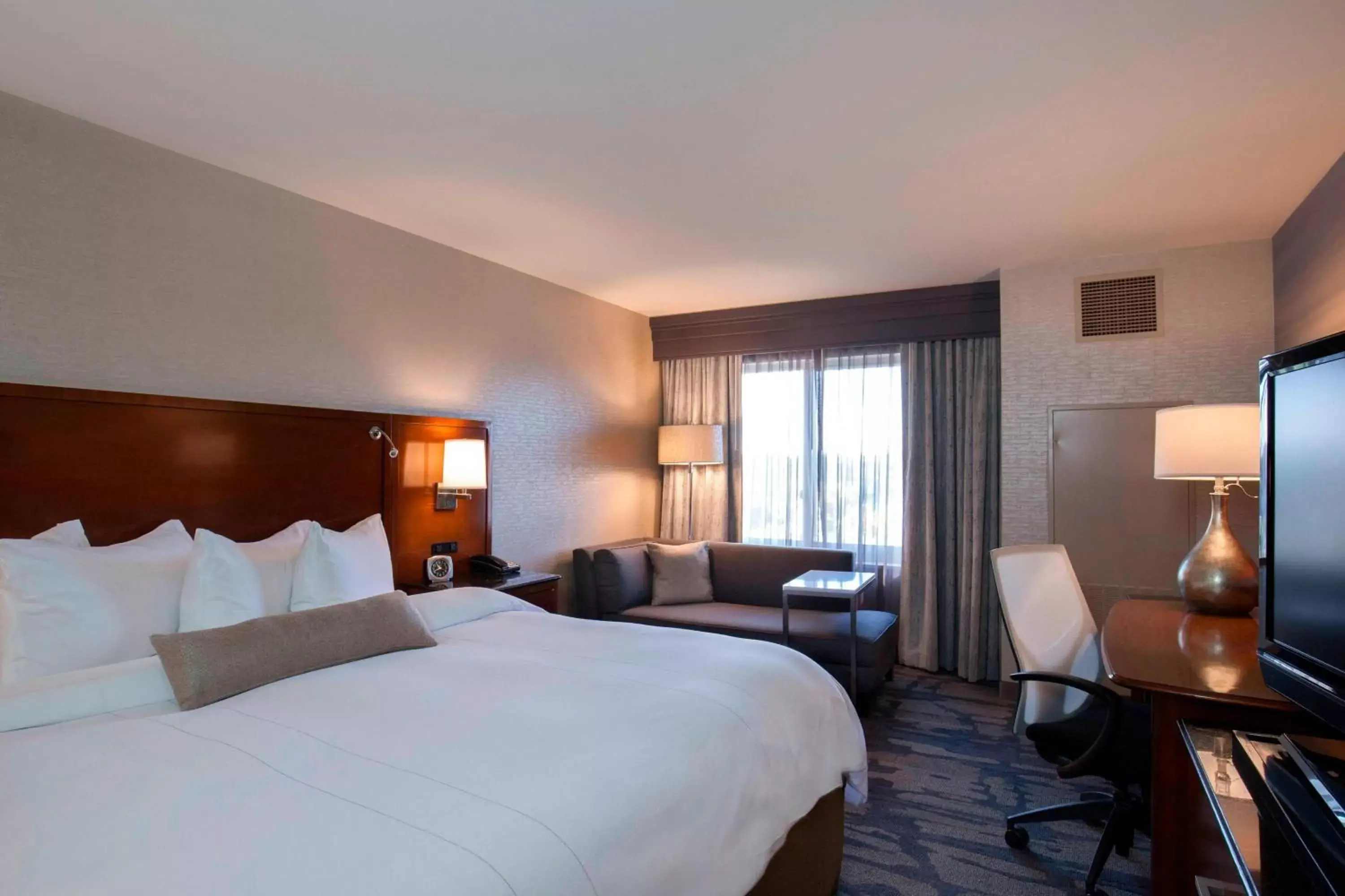 Photo of the whole room, Bed in Rochester Airport Marriott