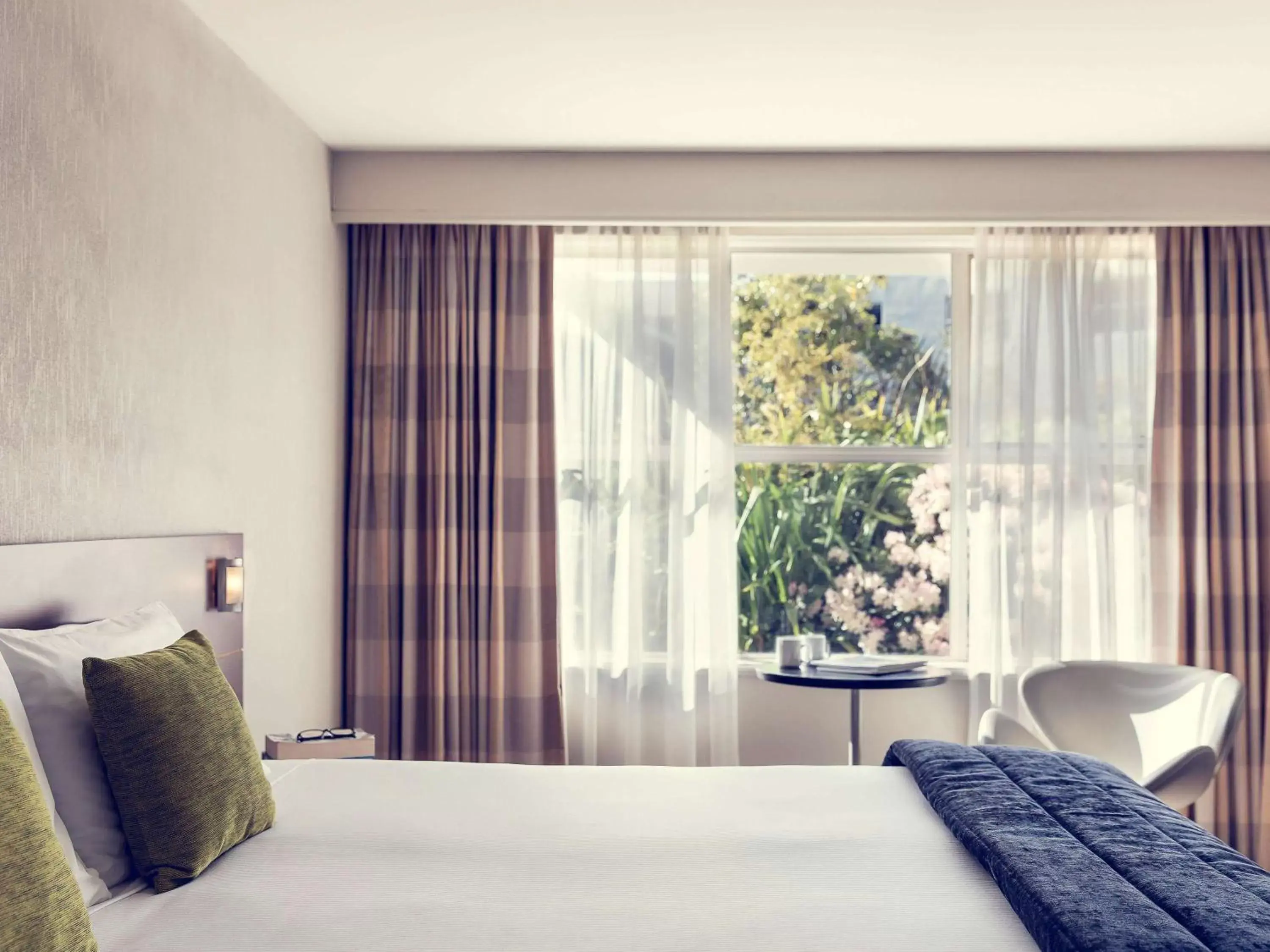 Bedroom, Bed in Mercure Queenstown Resort