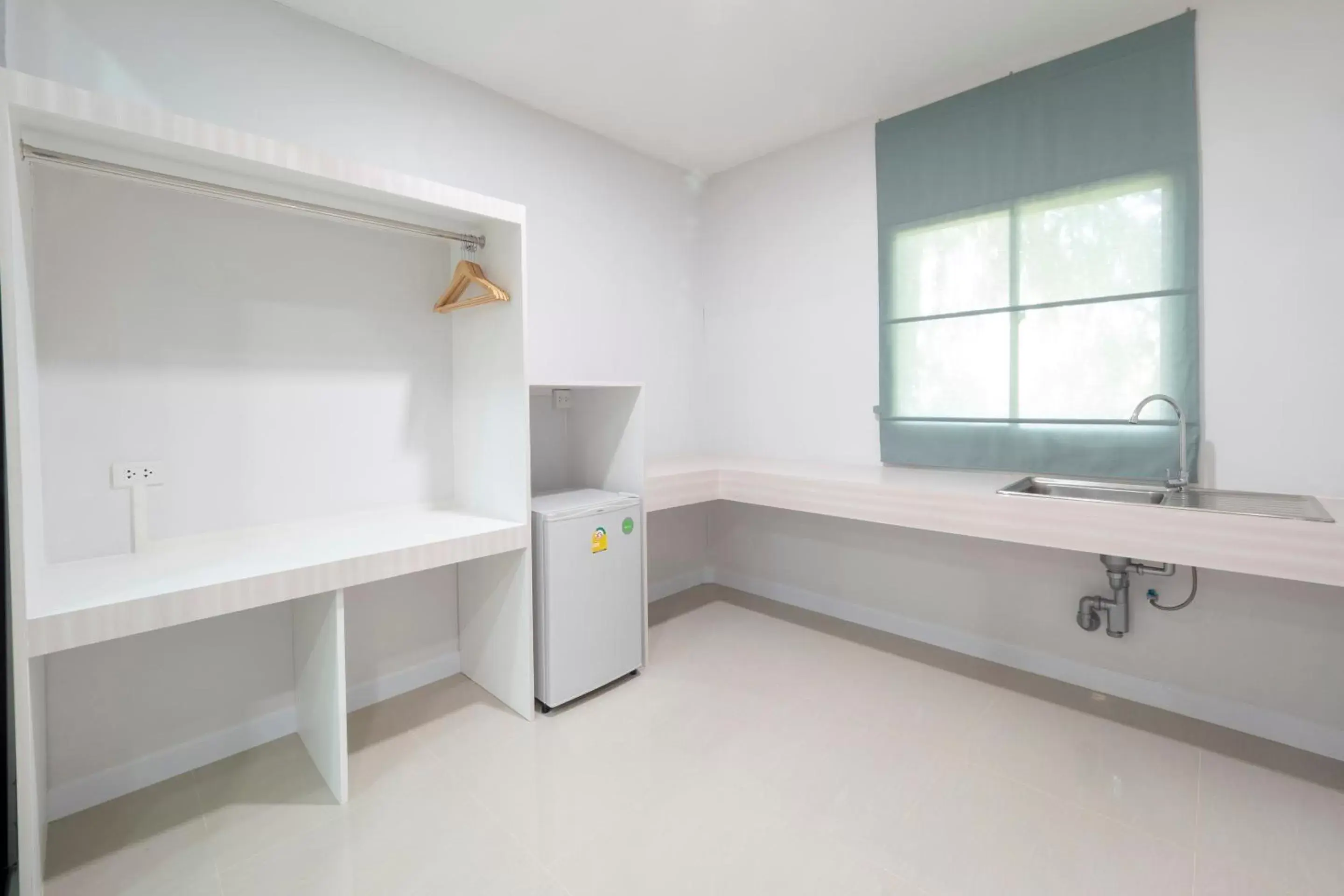 Kitchen or kitchenette, Bathroom in Capital O 75378 Thawapee Resort