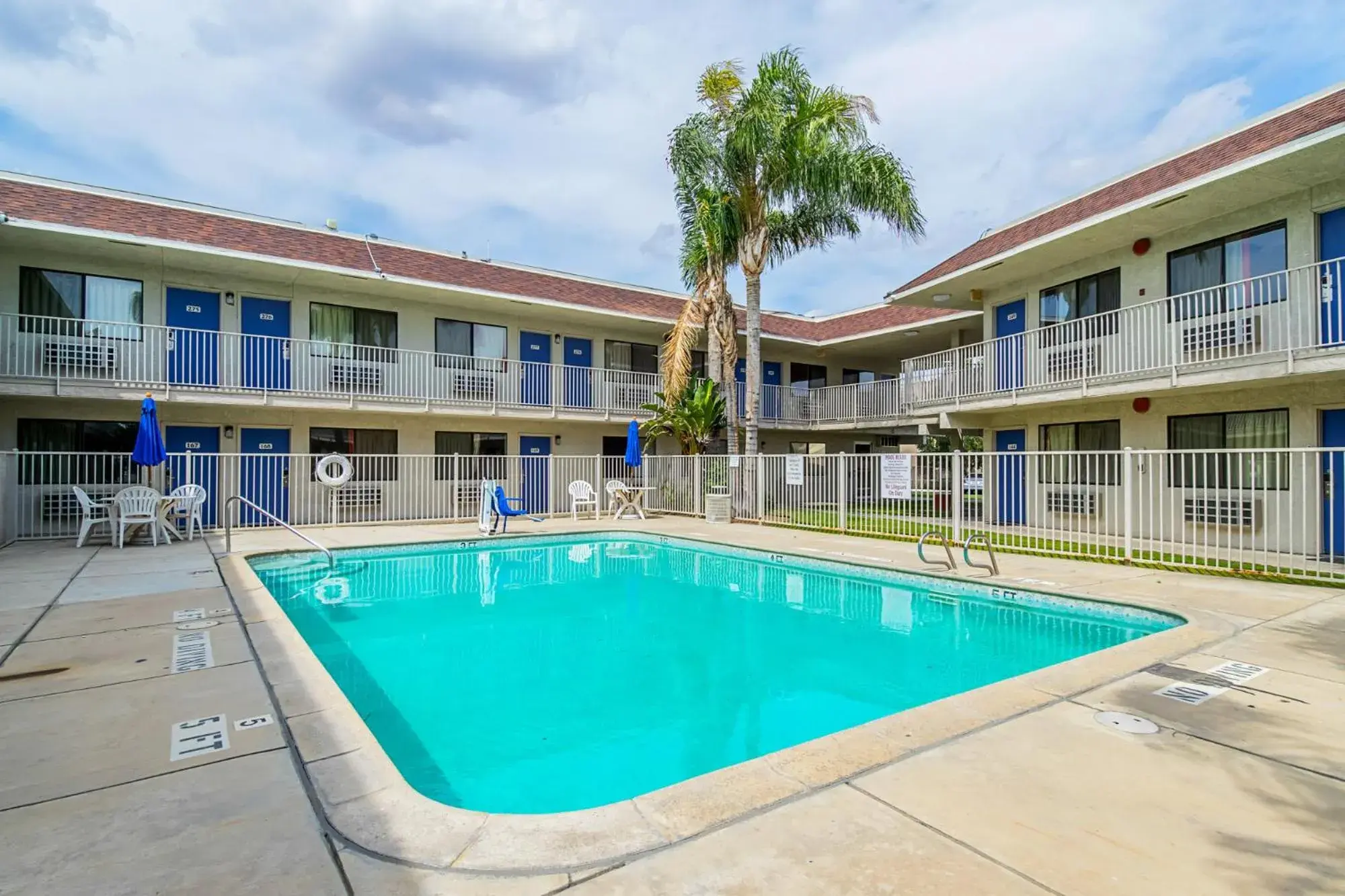 Swimming Pool in Motel 6-Bakersfield, CA - Airport