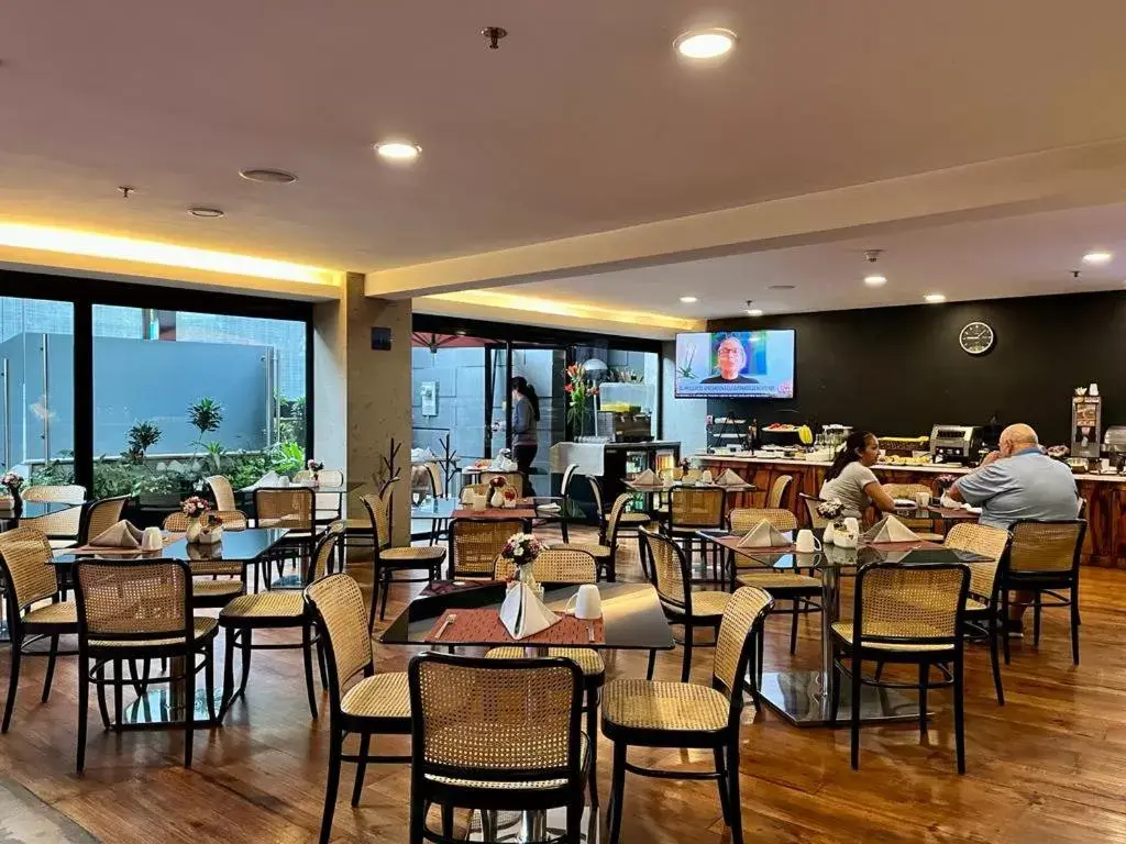 Restaurant/Places to Eat in Las Suites Campos Eliseos
