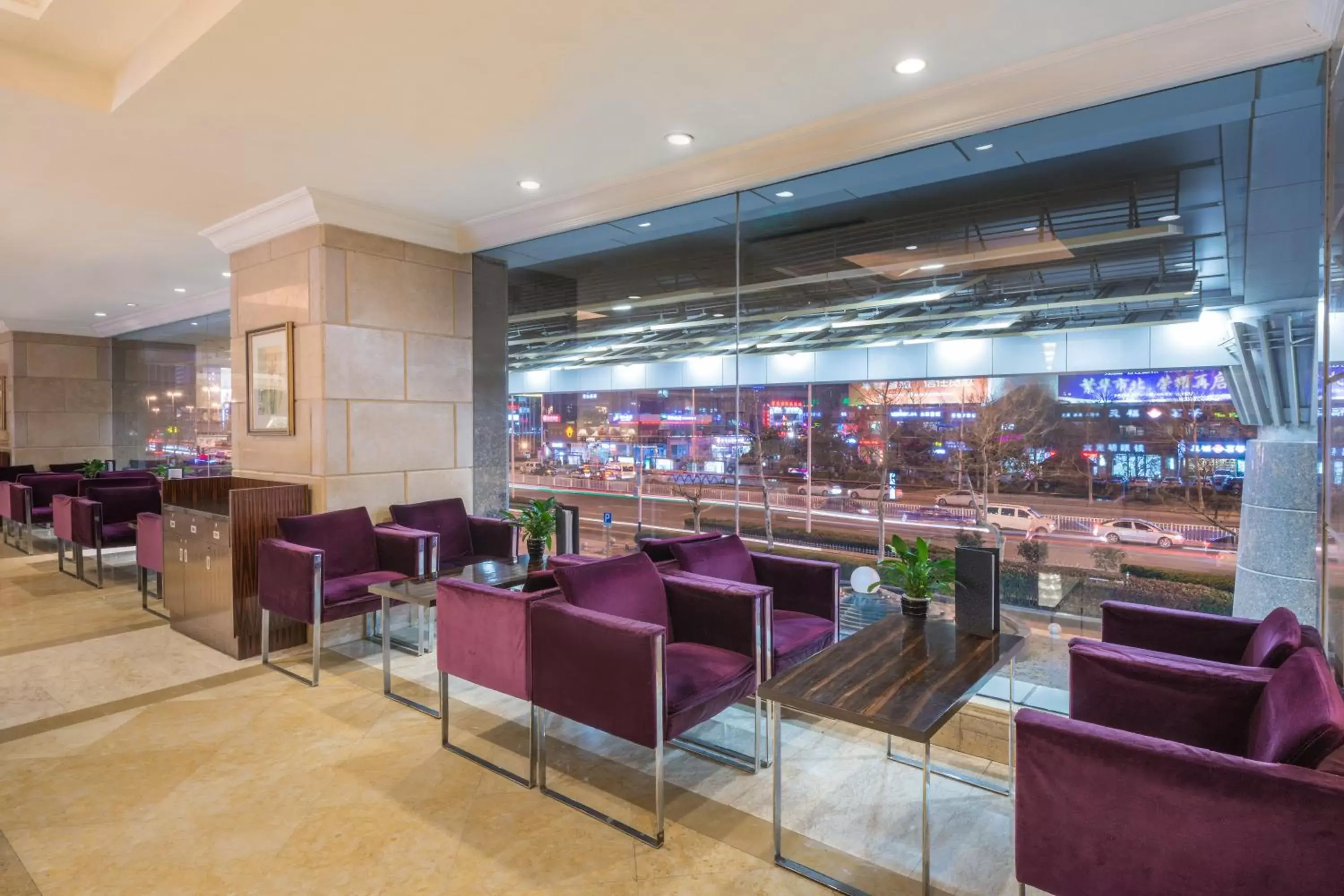 Lounge or bar, Restaurant/Places to Eat in Crowne Plaza Qingdao, an IHG Hotel