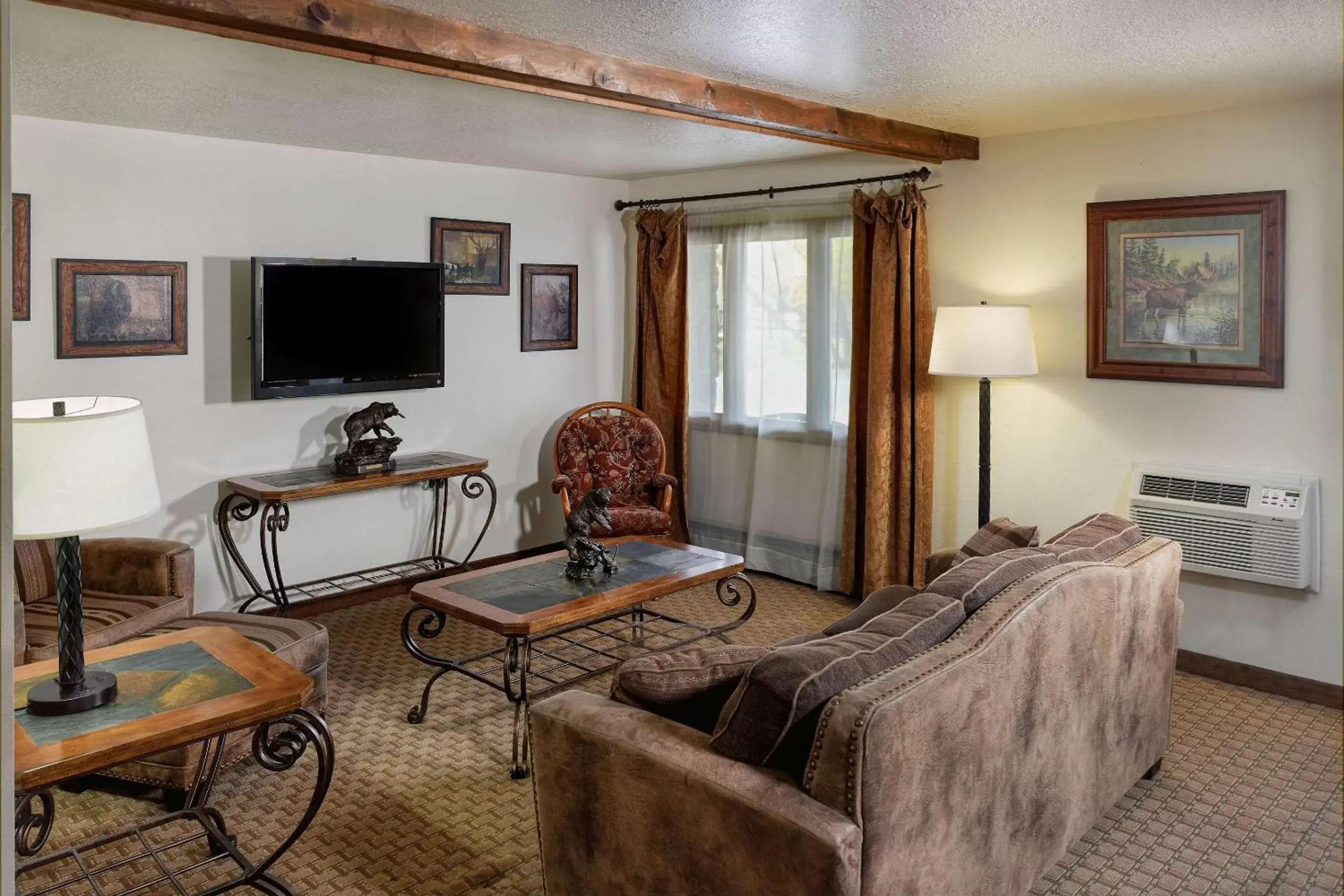 Living room, Seating Area in The Ridgeline Hotel at Yellowstone, Ascend Hotel Collection