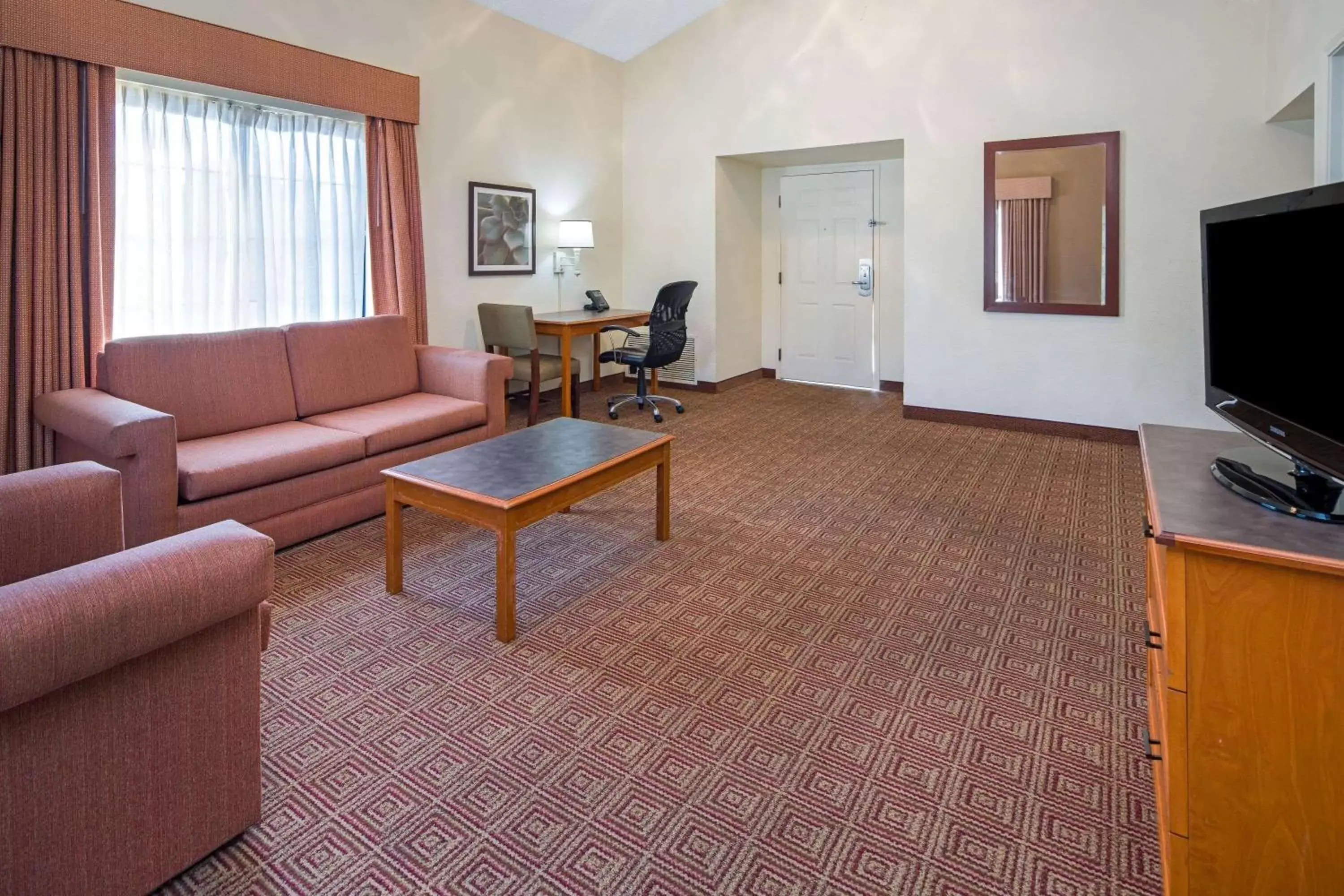 Photo of the whole room, Seating Area in La Quinta Inn by Wyndham San Diego - Miramar