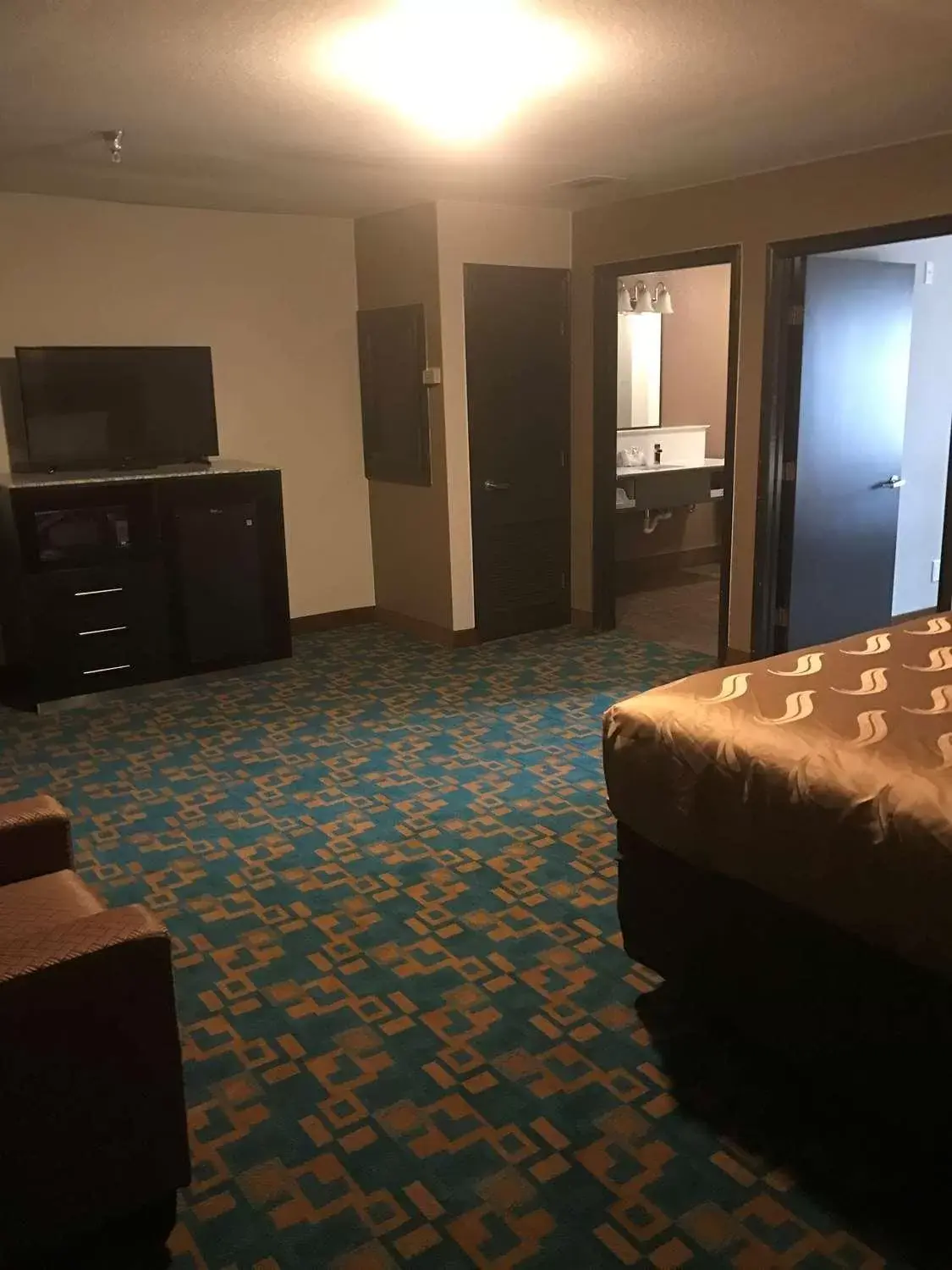 Bedroom, TV/Entertainment Center in SureStay Hotel by Best Western Brownsville