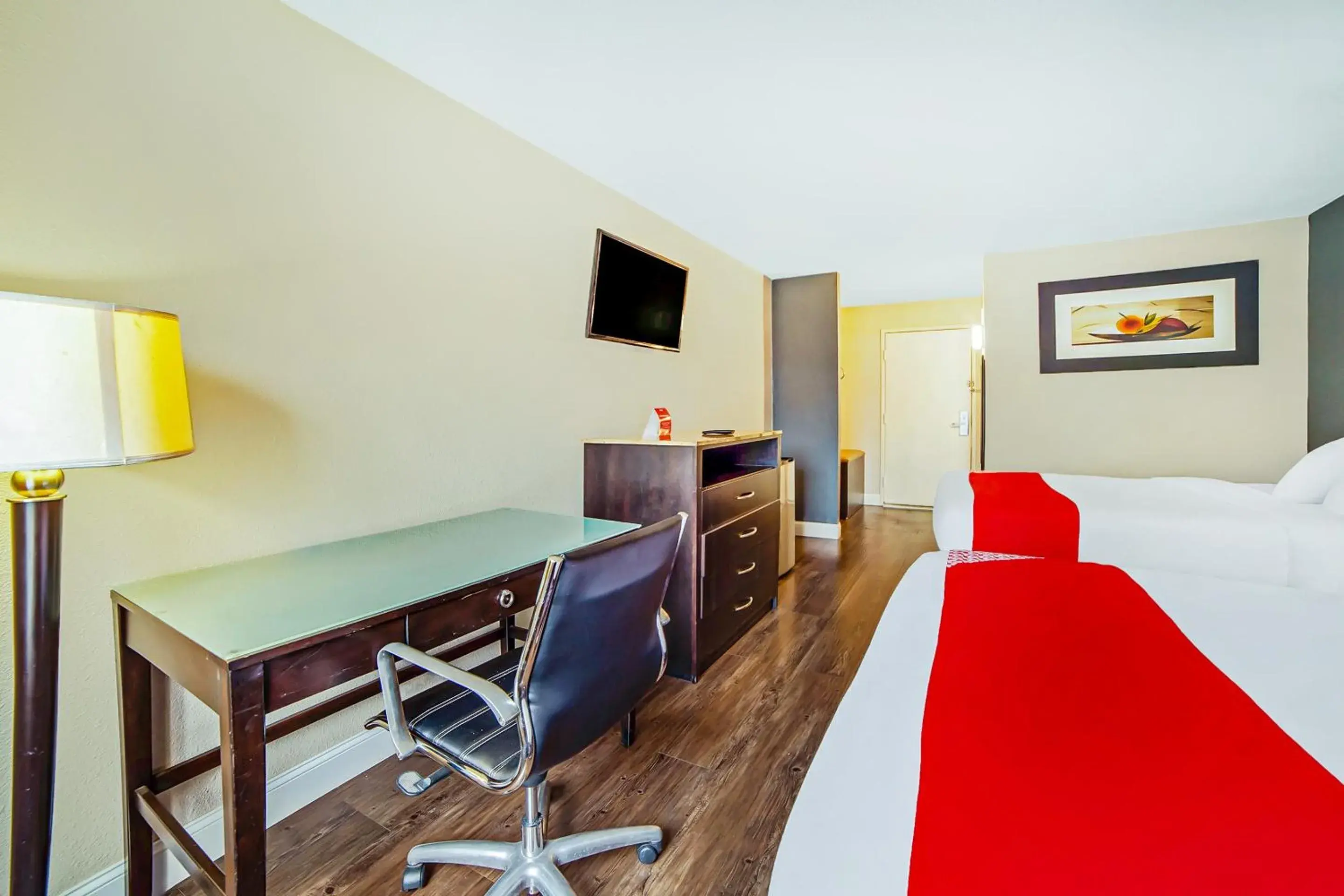 Bedroom, TV/Entertainment Center in Rodeway Inn